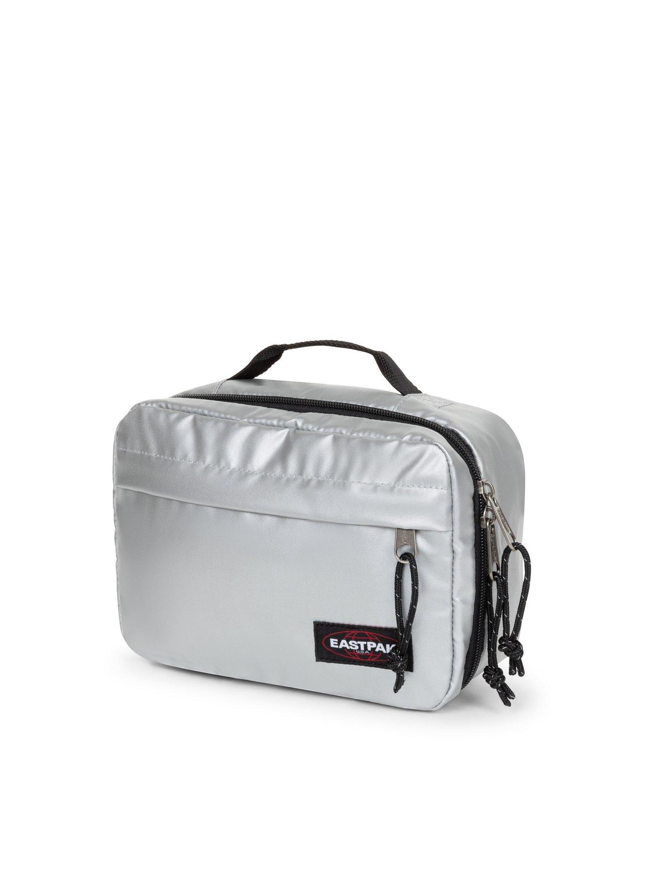 eastpak-road-kit-washbag-silveroutfit