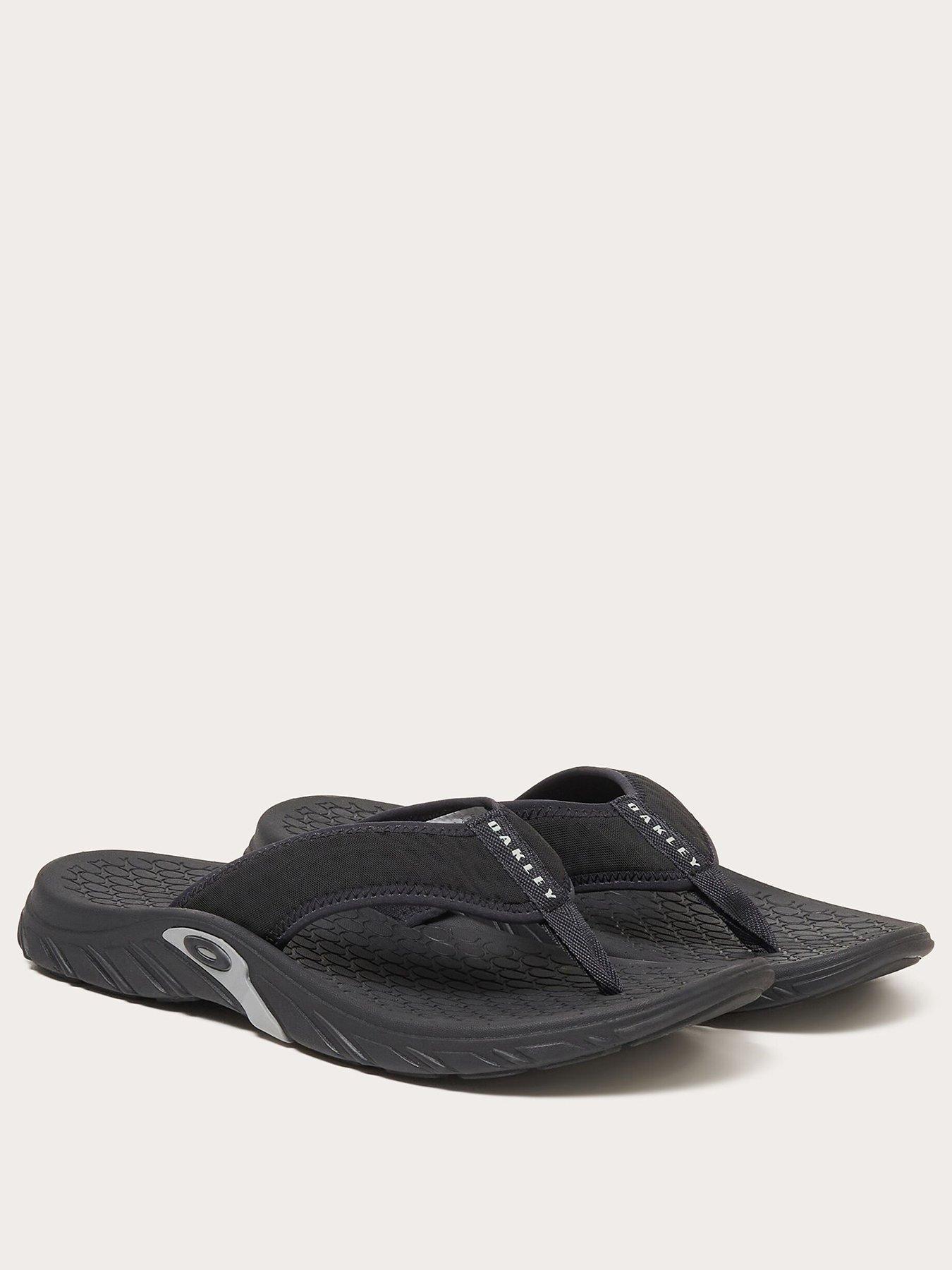 oakley-mens-operative-flip-flops-blackstillFront