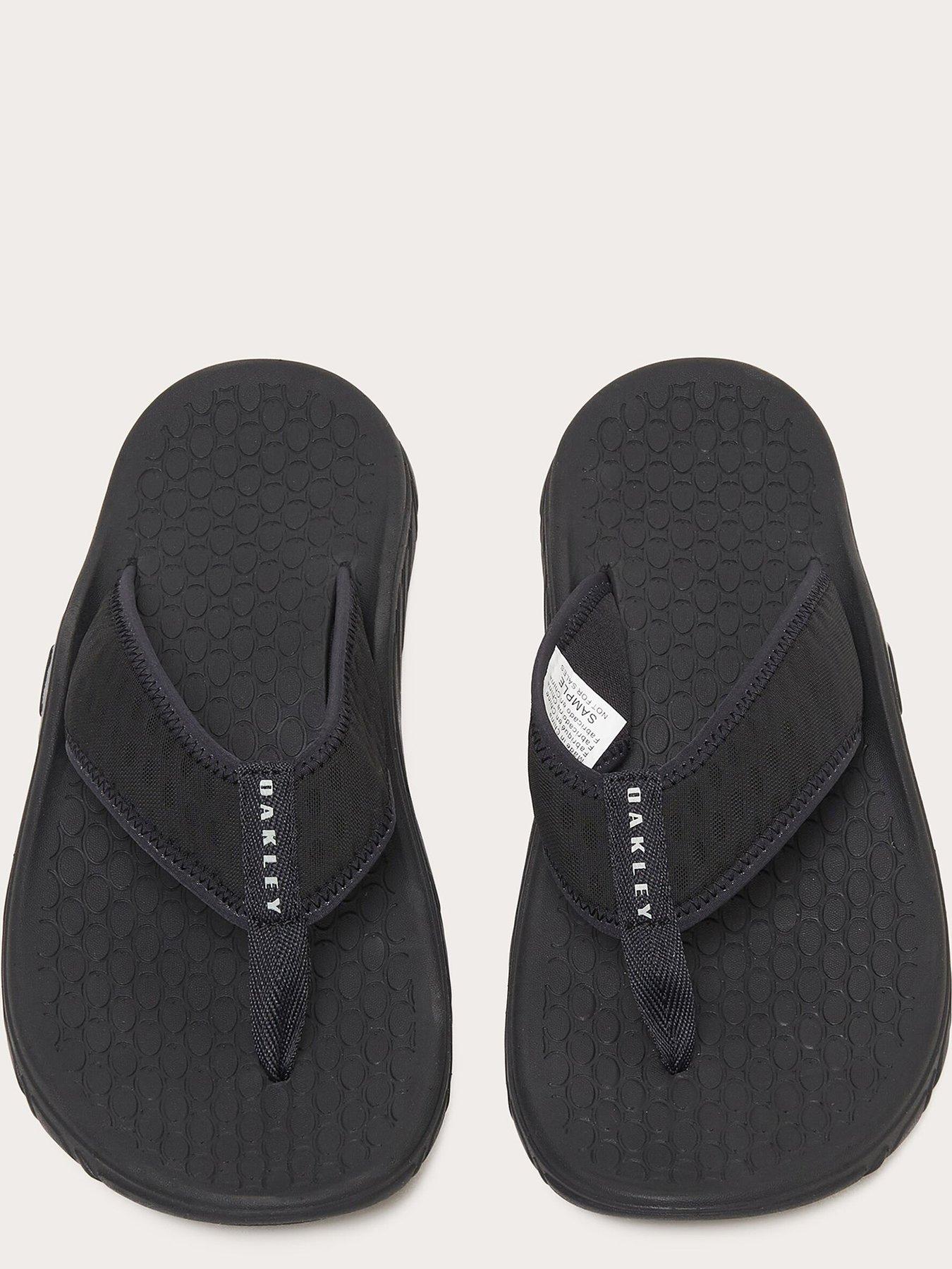 oakley-mens-operative-flip-flops-blackoutfit