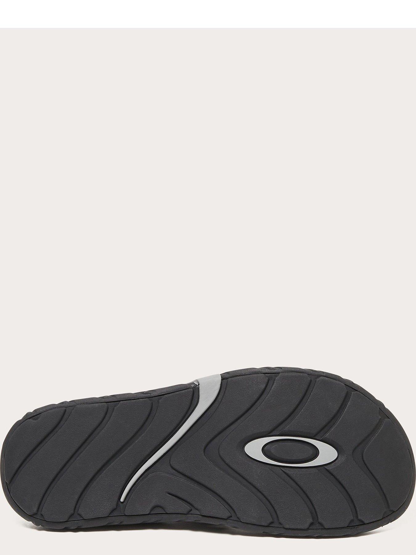 oakley-mens-operative-flip-flops-blackdetail