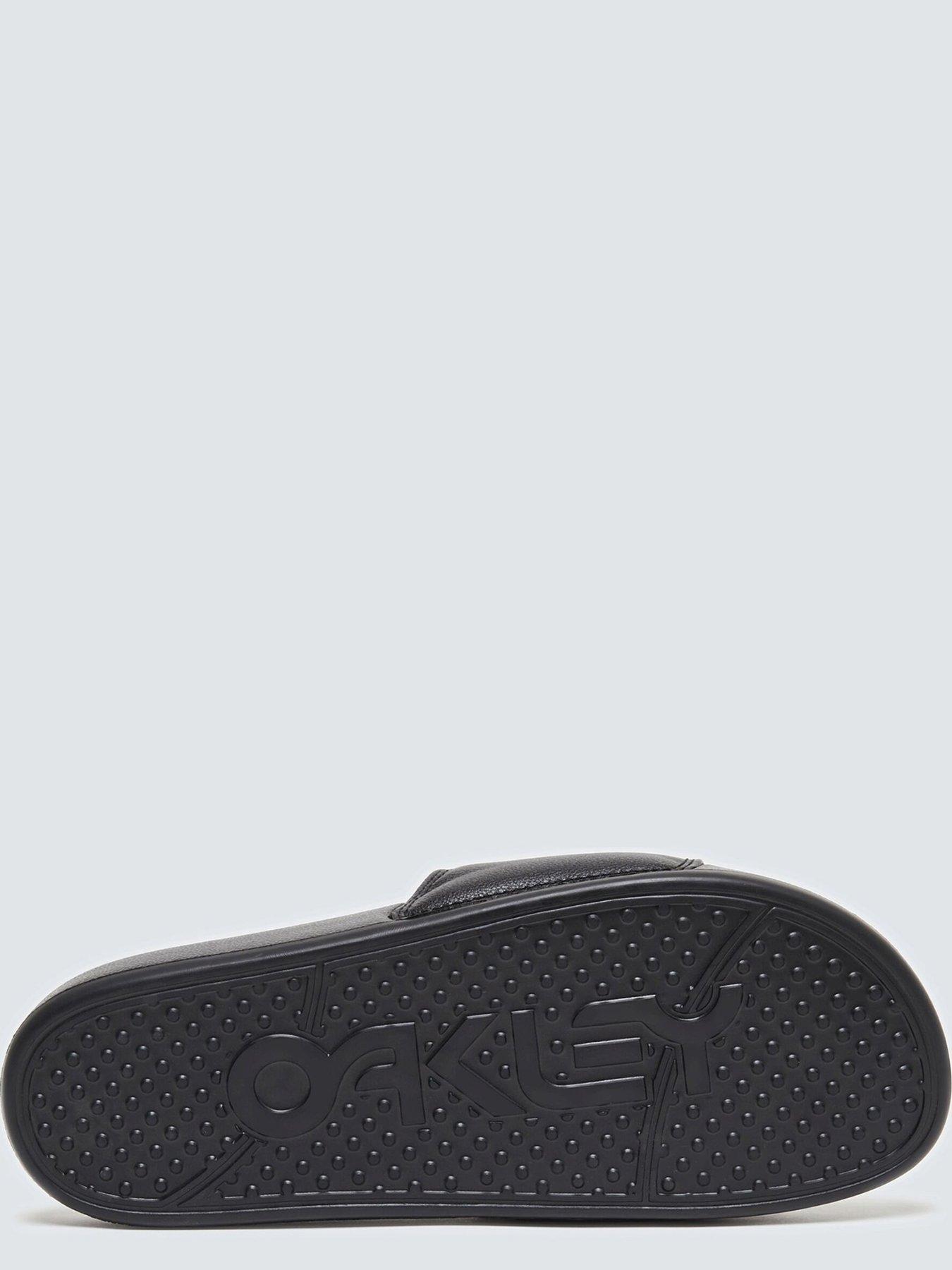 oakley-mens-b1b-20-sliders-blackdetail