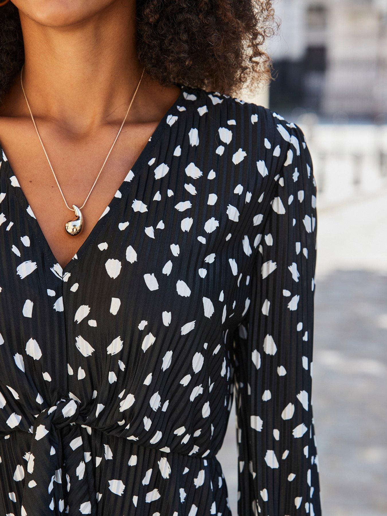 sosandar-spot-print-tie-front-plisse-top-blackdetail