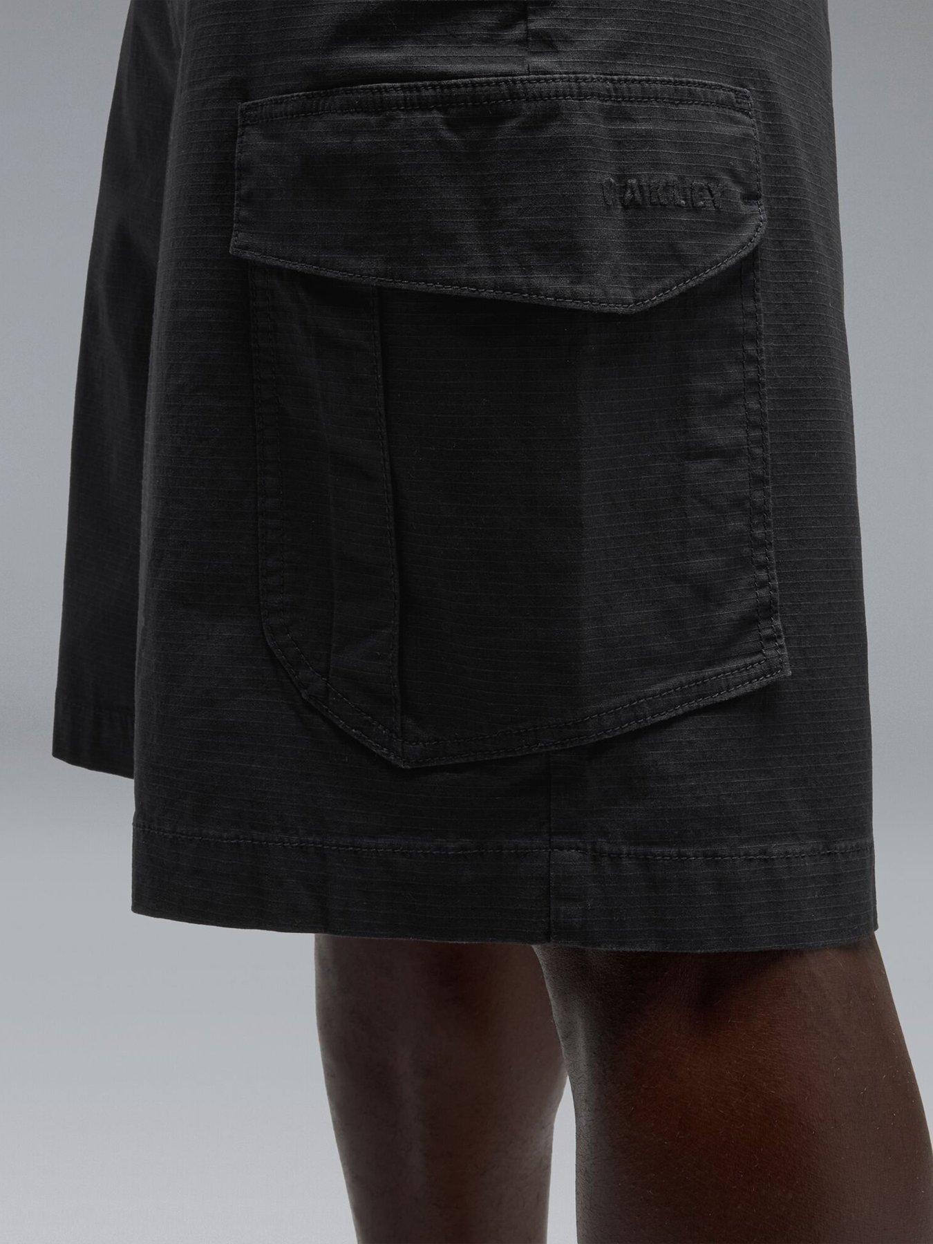 oakley-mens-all-day-cargo-shorts-blackoutfit