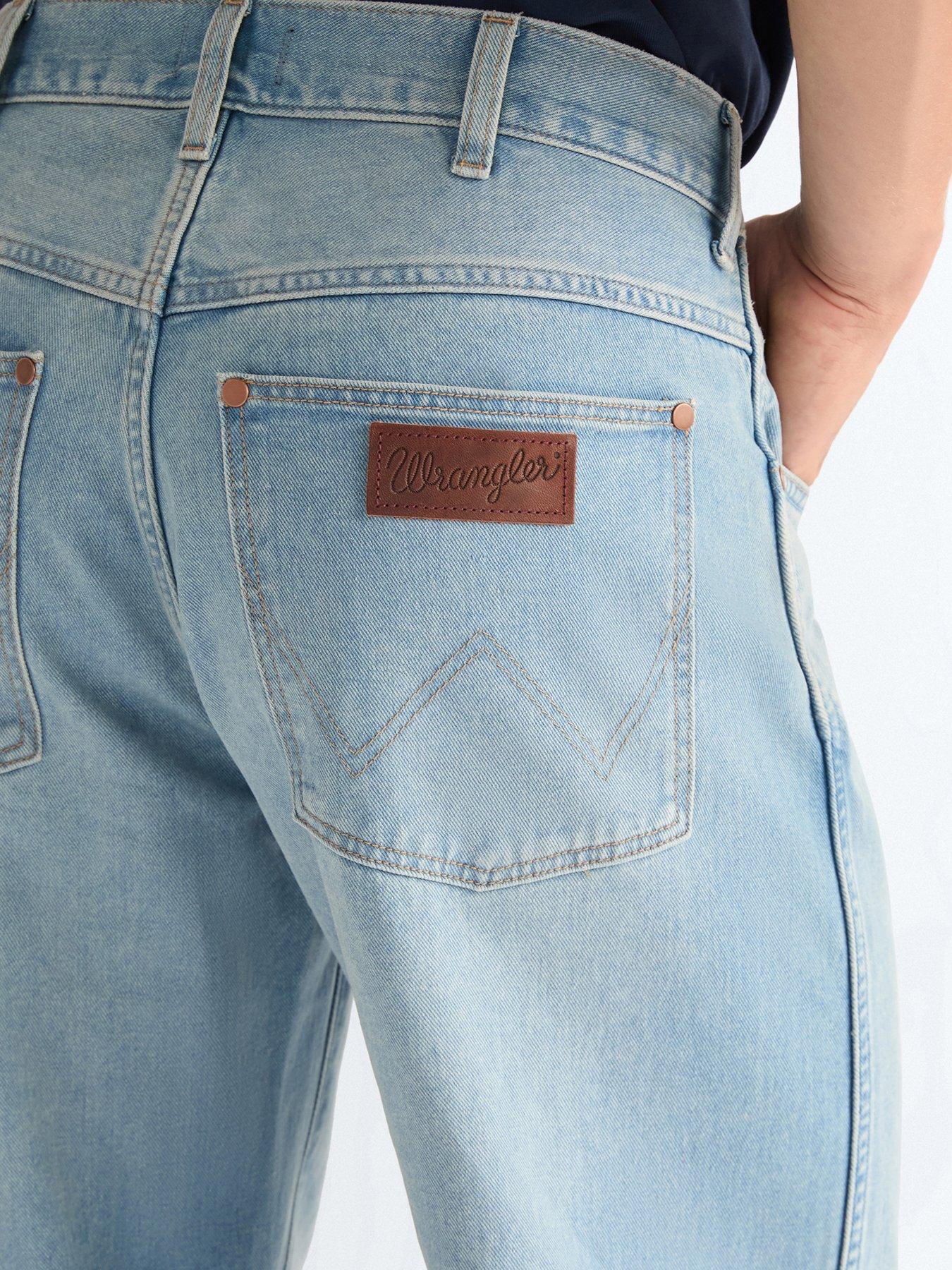 wrangler-loose-straight-fit-jeans-light-blueoutfit
