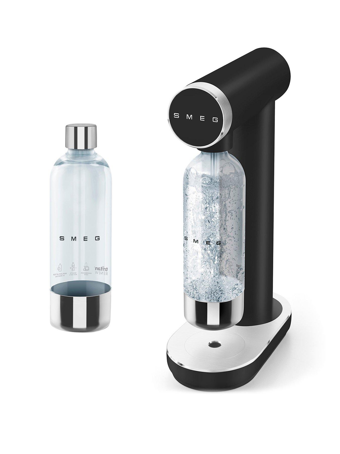 smeg-smeg-soda-maker-black-with-additional-bottlefront