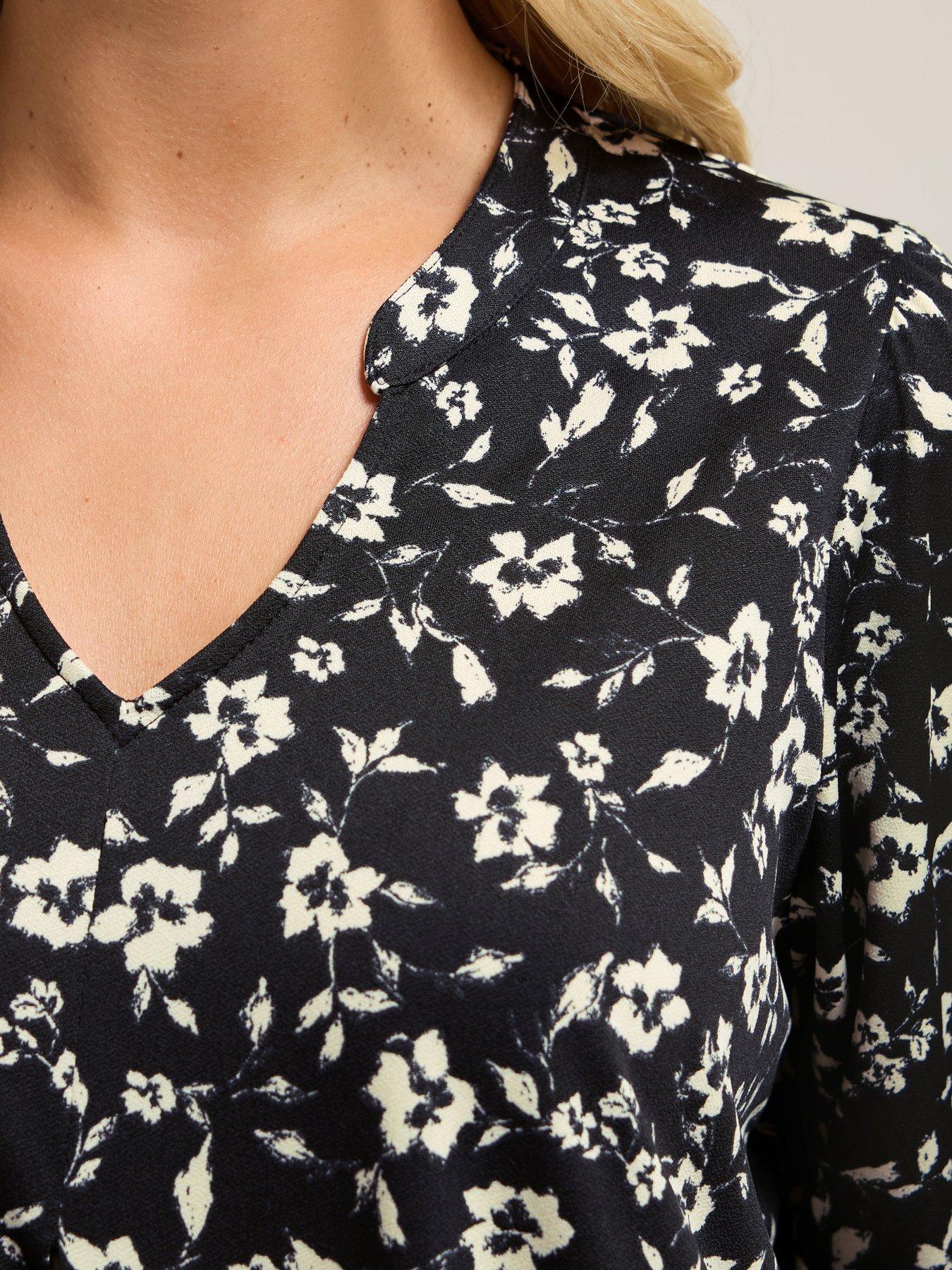 yours-curve-notch-neck-pleat-front-top-blackoutfit