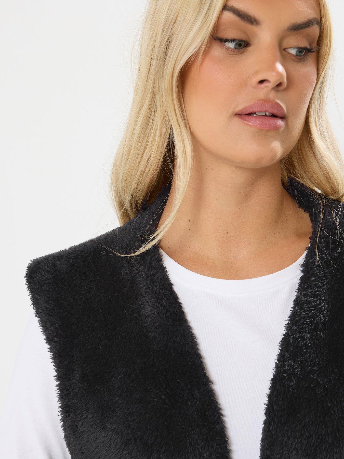 yours-curve-feather-fleece-gilet-blackoutfit
