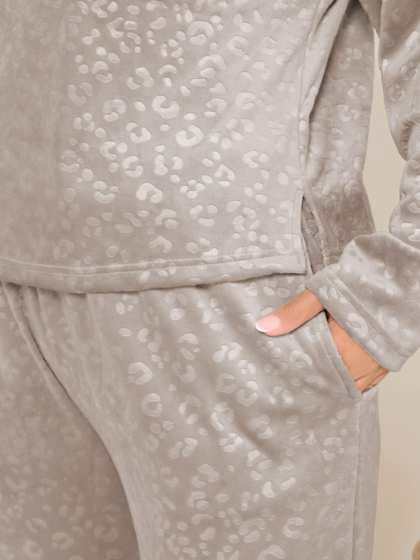 yours-curve-super-luxe-embossed-lounge-set-naturaloutfit