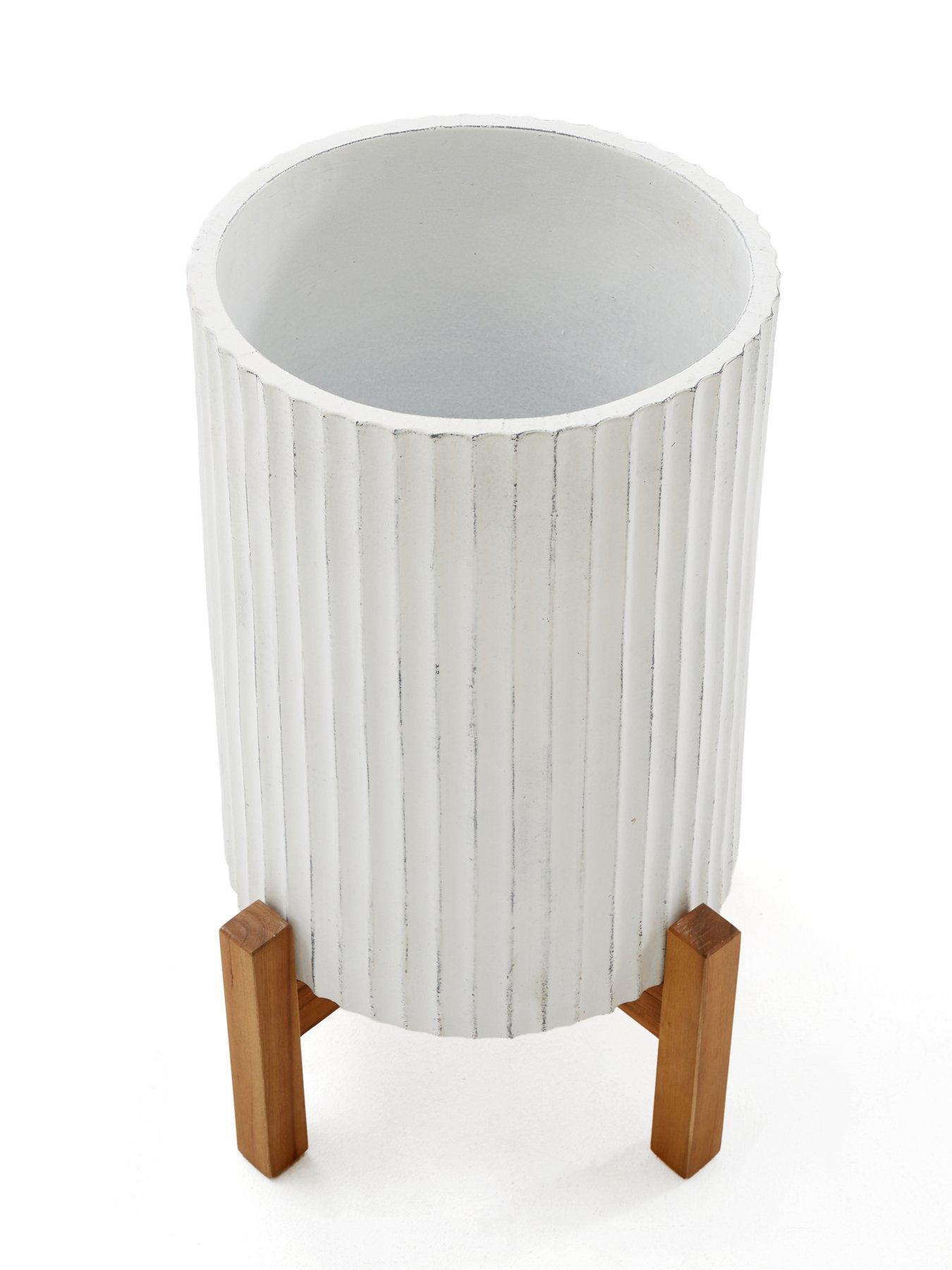 the-very-collection-tall-ribbed-planter-on-stand-30cmdetail