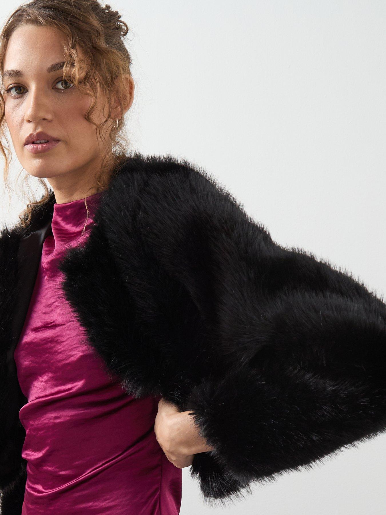 mango-faux-fur-cropped-jacket-blackoutfit