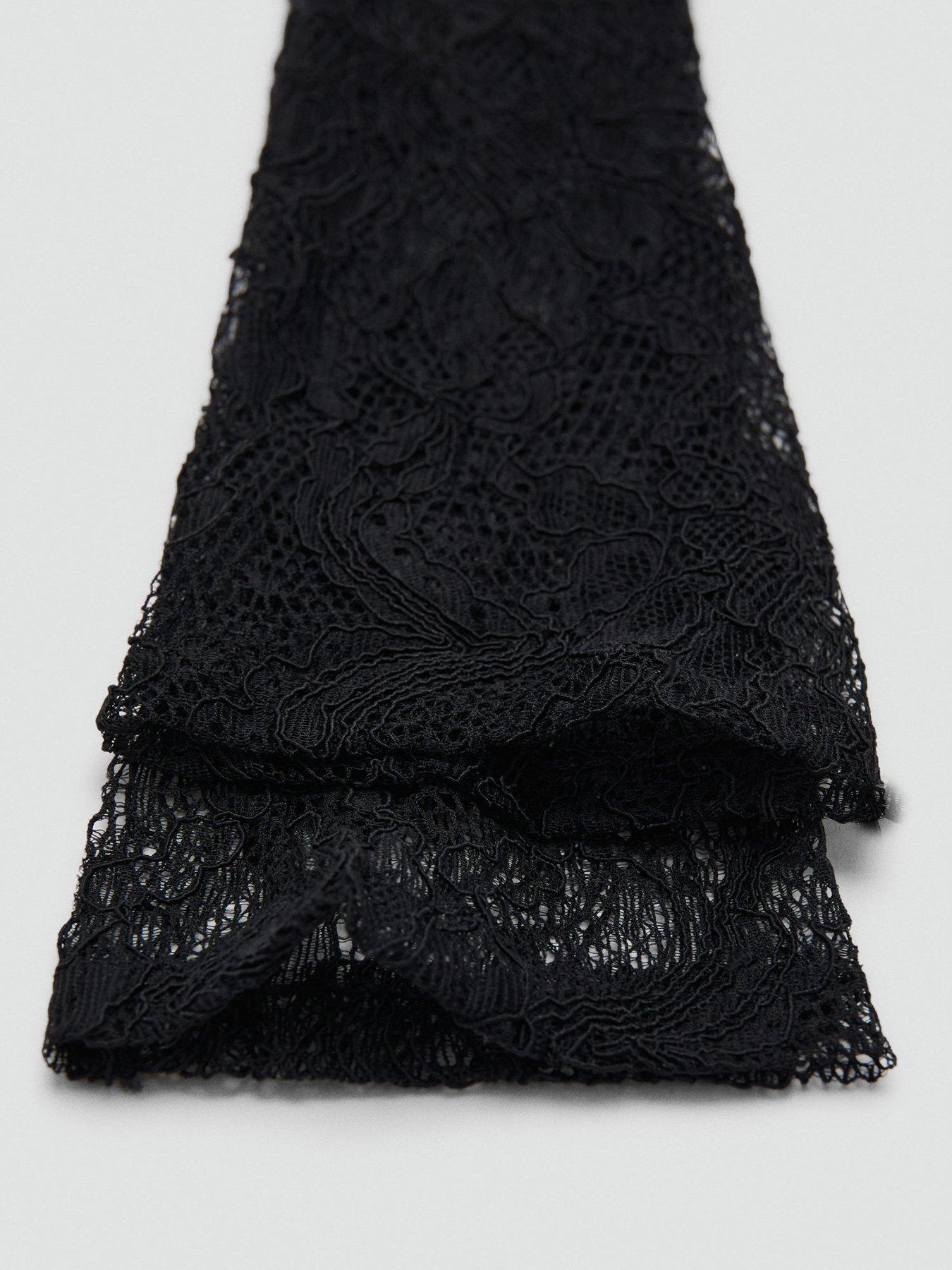 mango-lace-gloves-blackoutfit