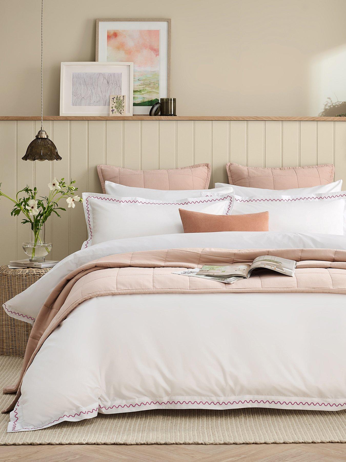 Christy Wave Edge Embroidery Duvet Set- White/Pink