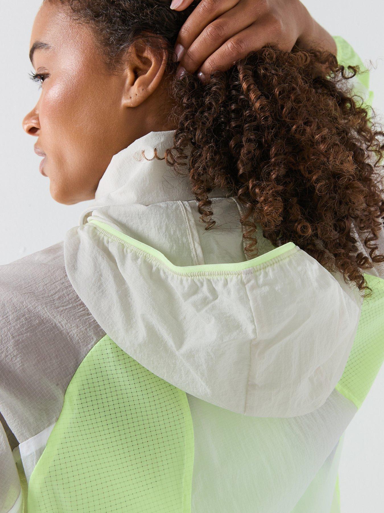new-balance-womens-runnning-rc-jacket-whiteoutfit