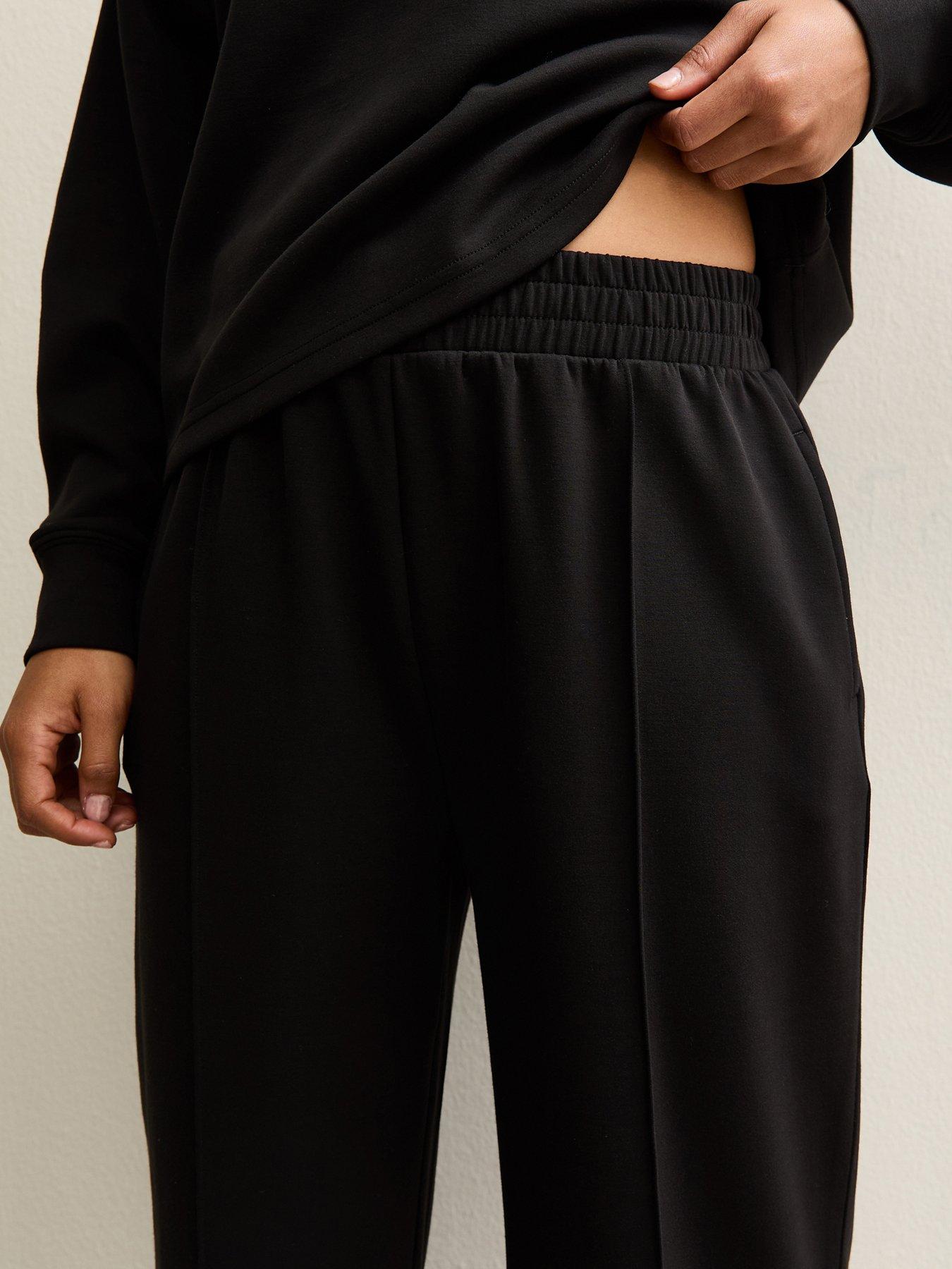 new-look-petite-black-wide-leg-joggersoutfit