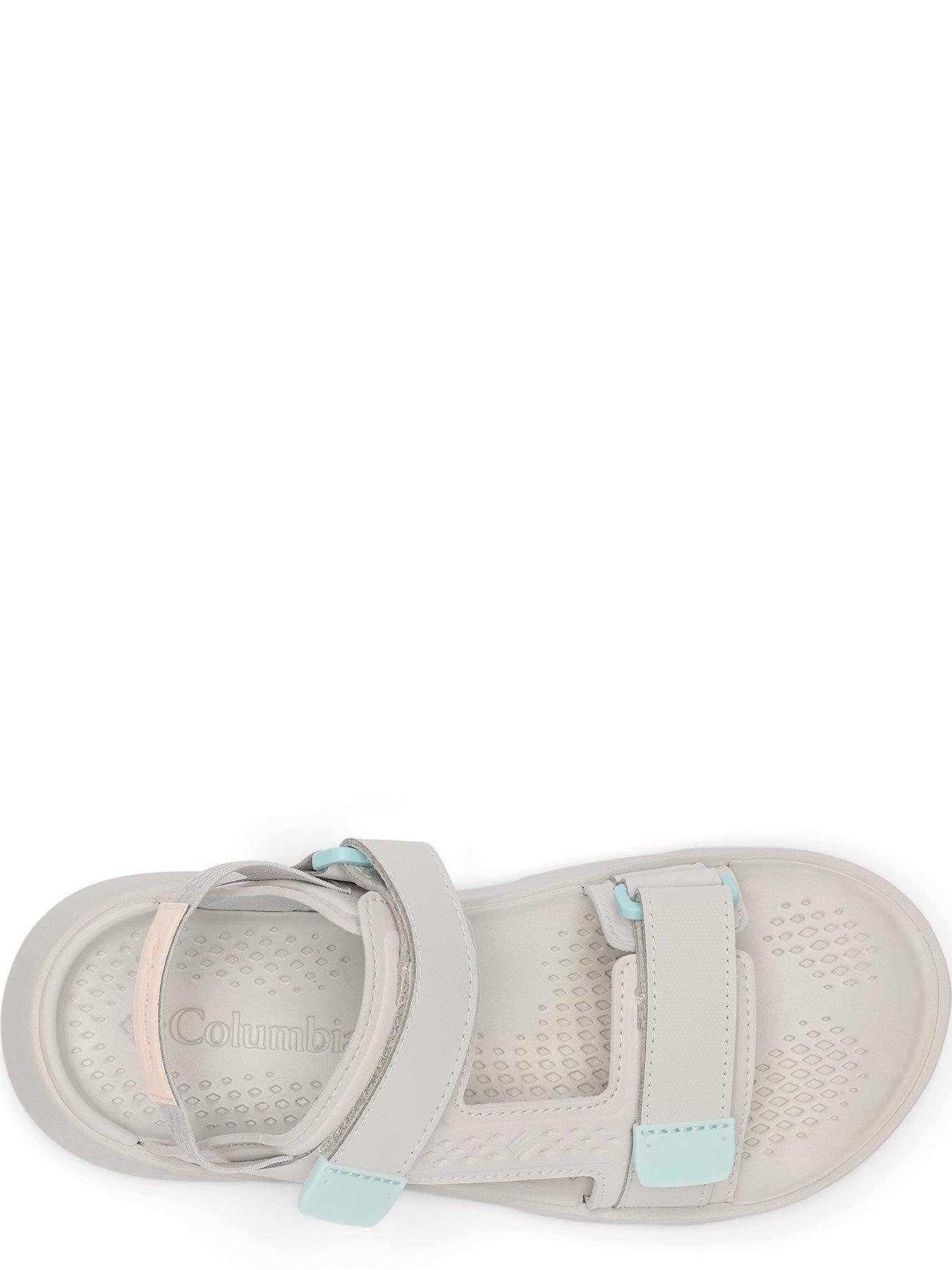 columbia-womens-peakfreak-roam-sandals-greyoutfit