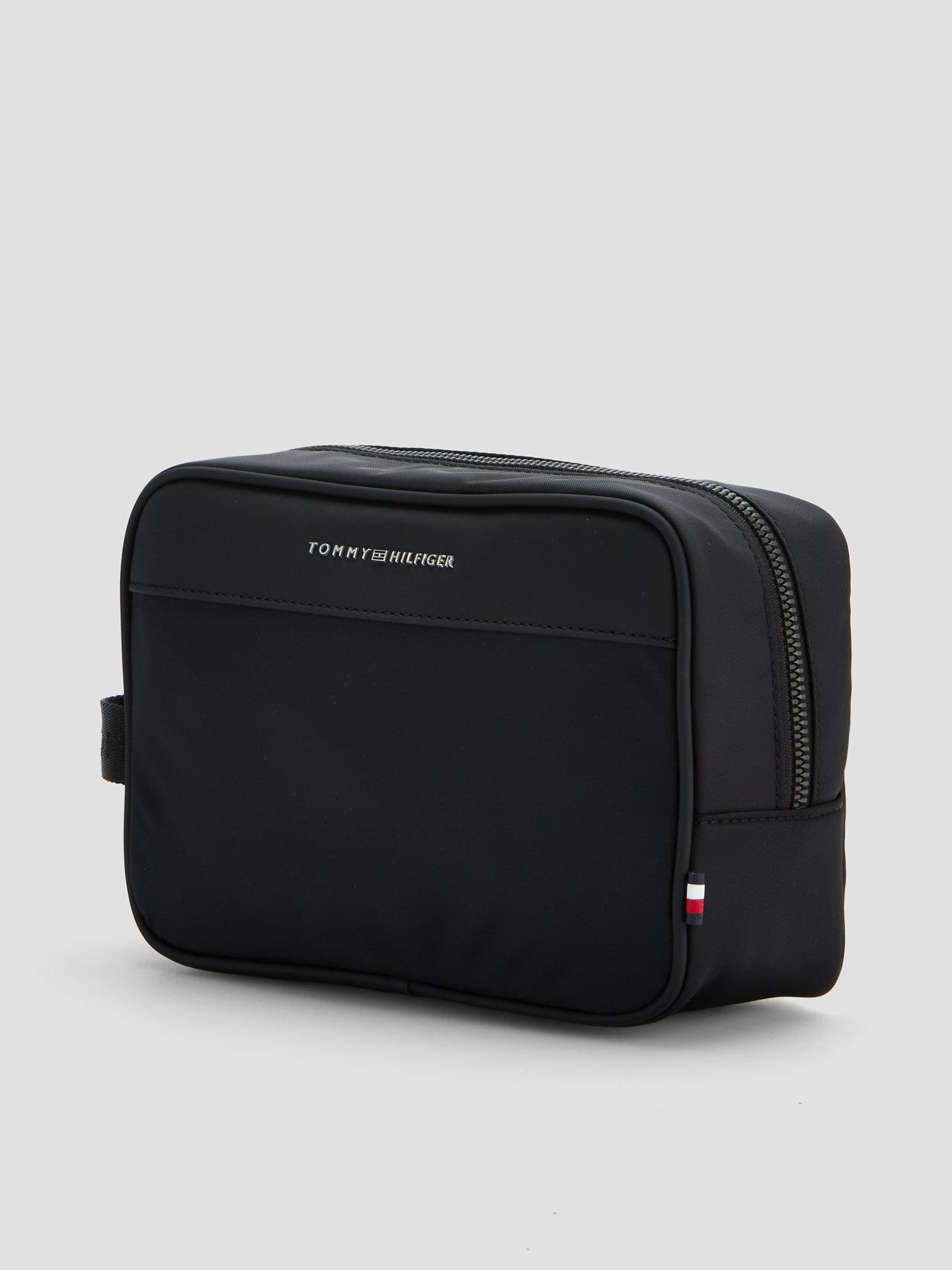 tommy-hilfiger-repreve-washbag-blackoutfit