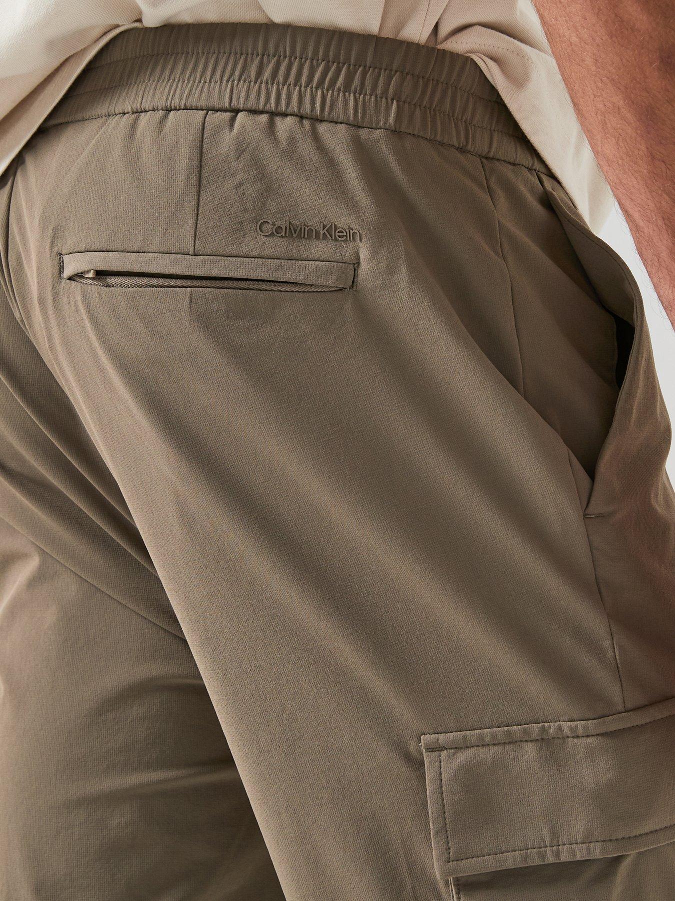 calvin-klein-tech-dobby-cargo-pants-beigeoutfit