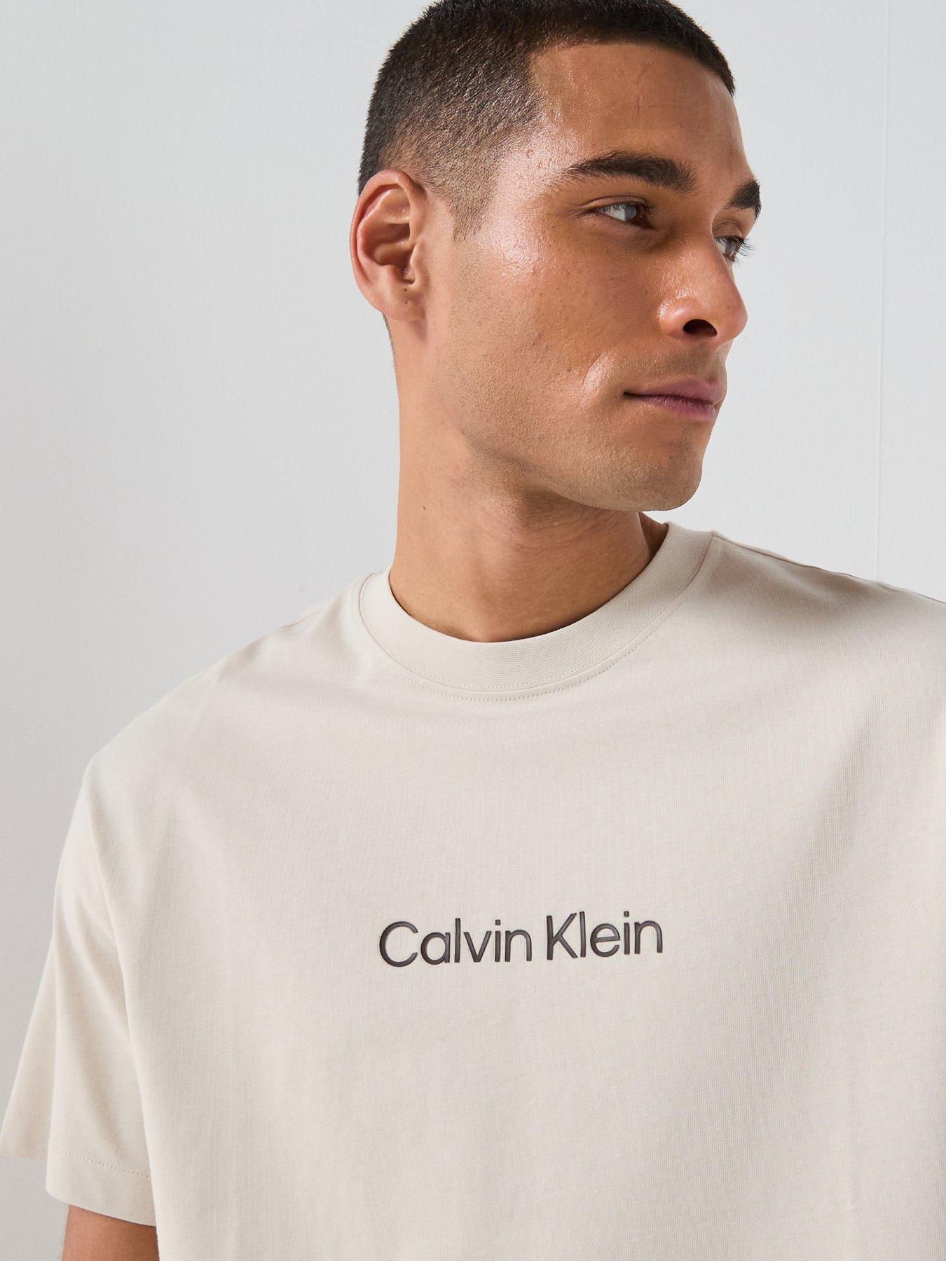 calvin-klein-relaxed-fit-central-logo-t-shirt-light-beigeoutfit