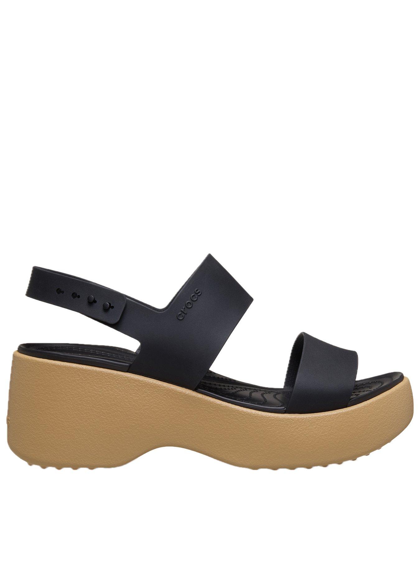 crocs-brooklyn-sky-sandal-cashewblack