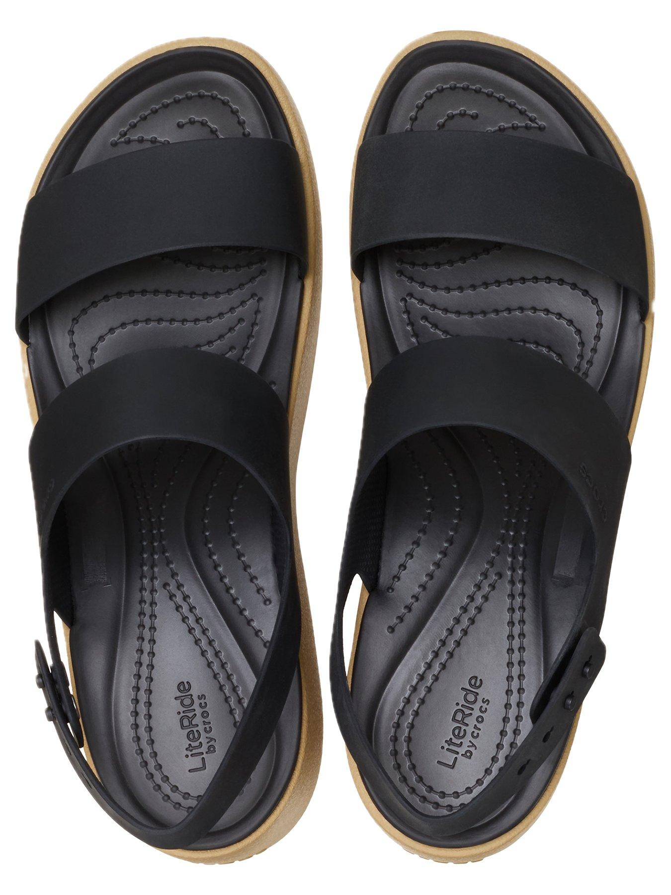 crocs-brooklyn-sky-sandal-cashewblackoutfit