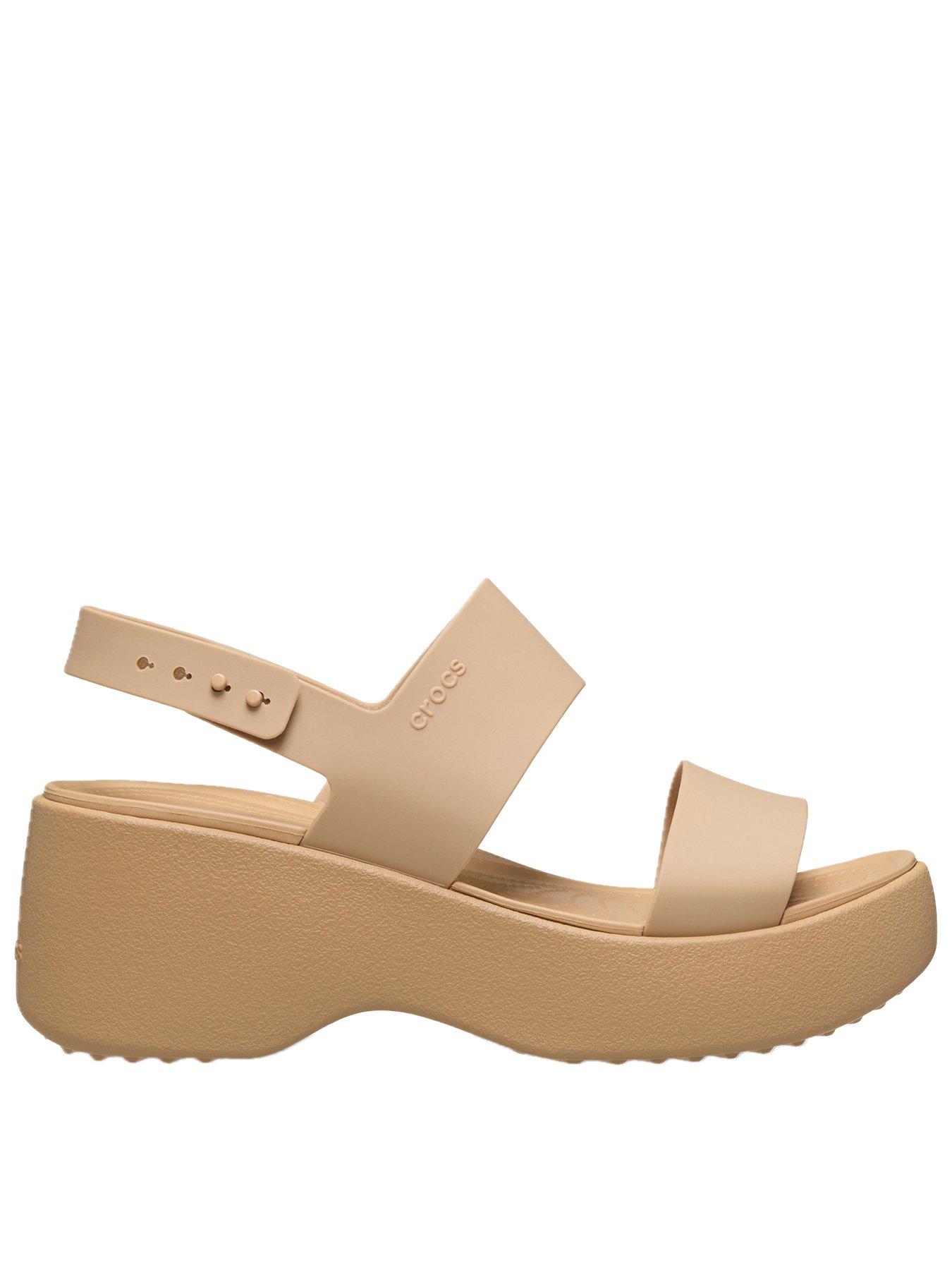 crocs-brooklyn-sky-sandal-cashewfront