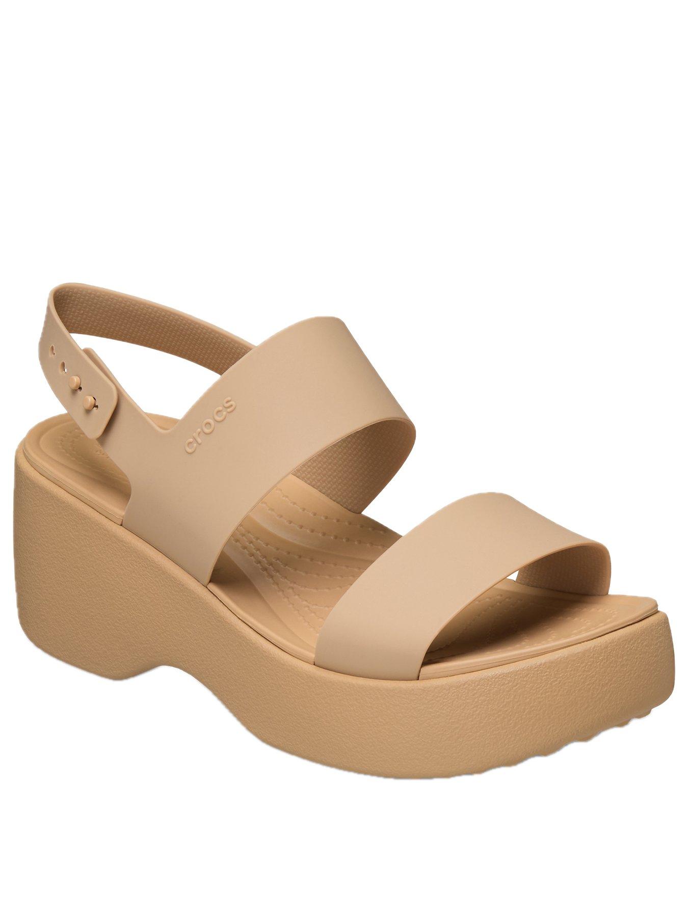 crocs-brooklyn-sky-sandal-cashewstillFront