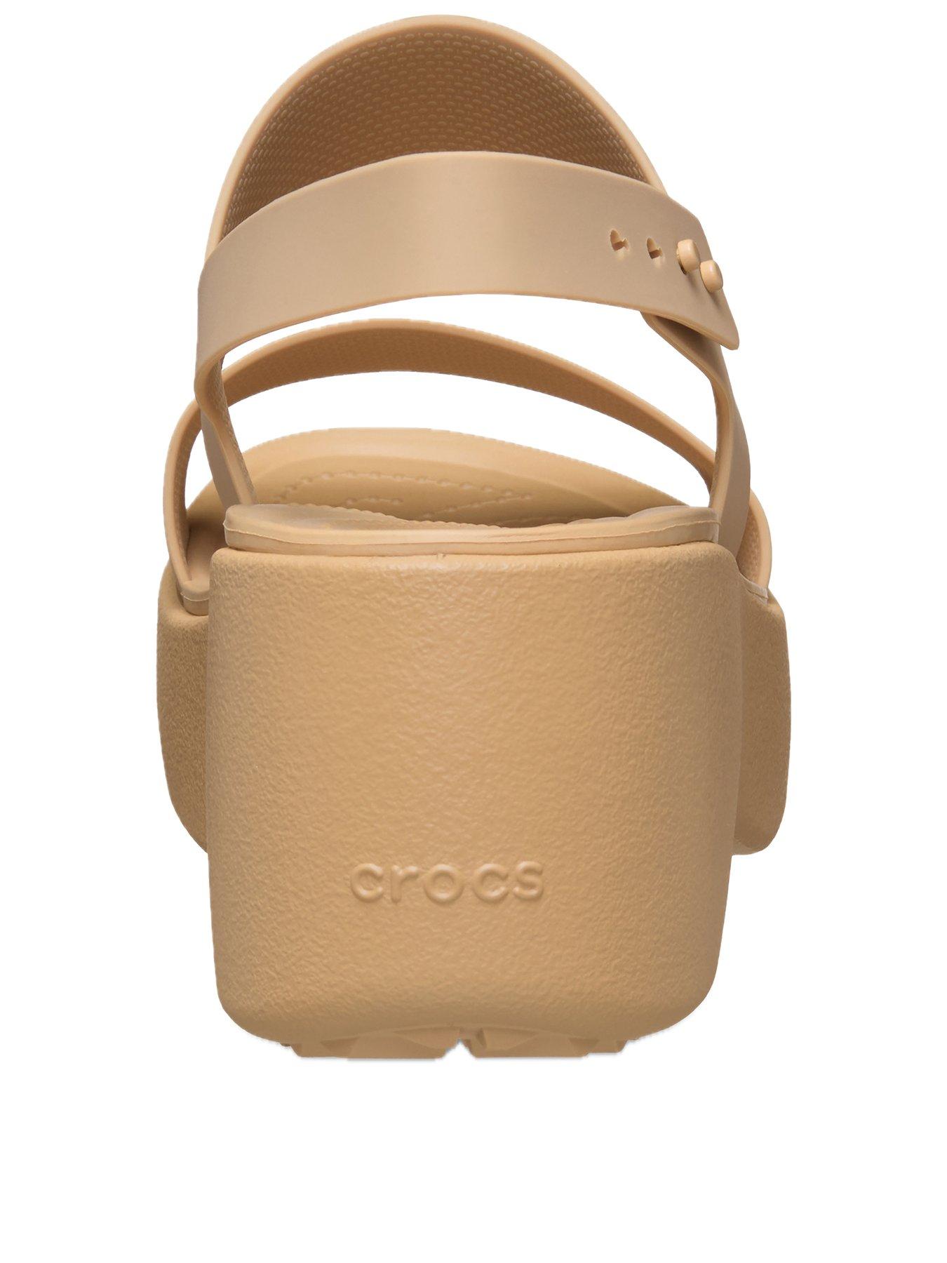 crocs-brooklyn-sky-sandal-cashewback