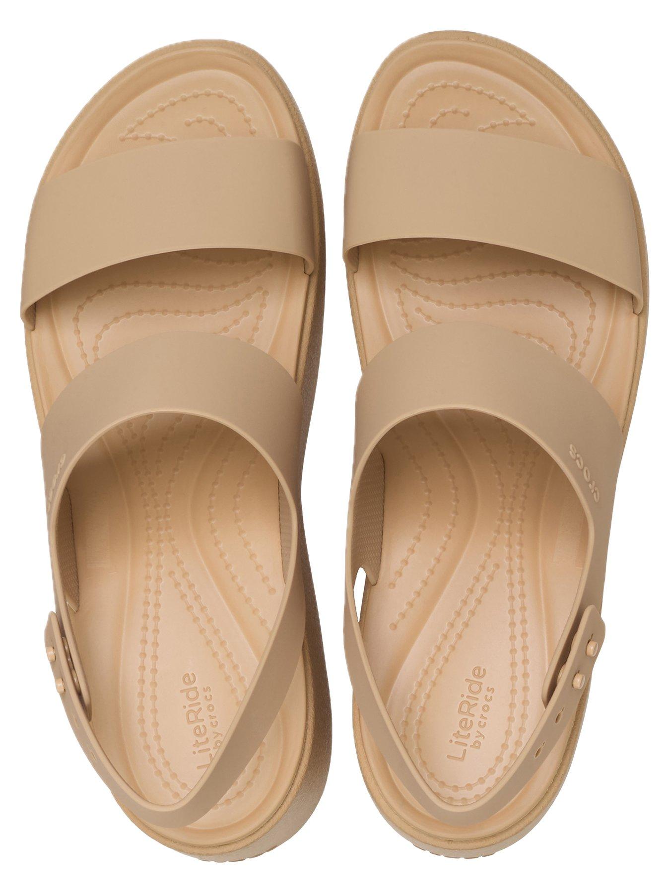 crocs-brooklyn-sky-sandal-cashewoutfit