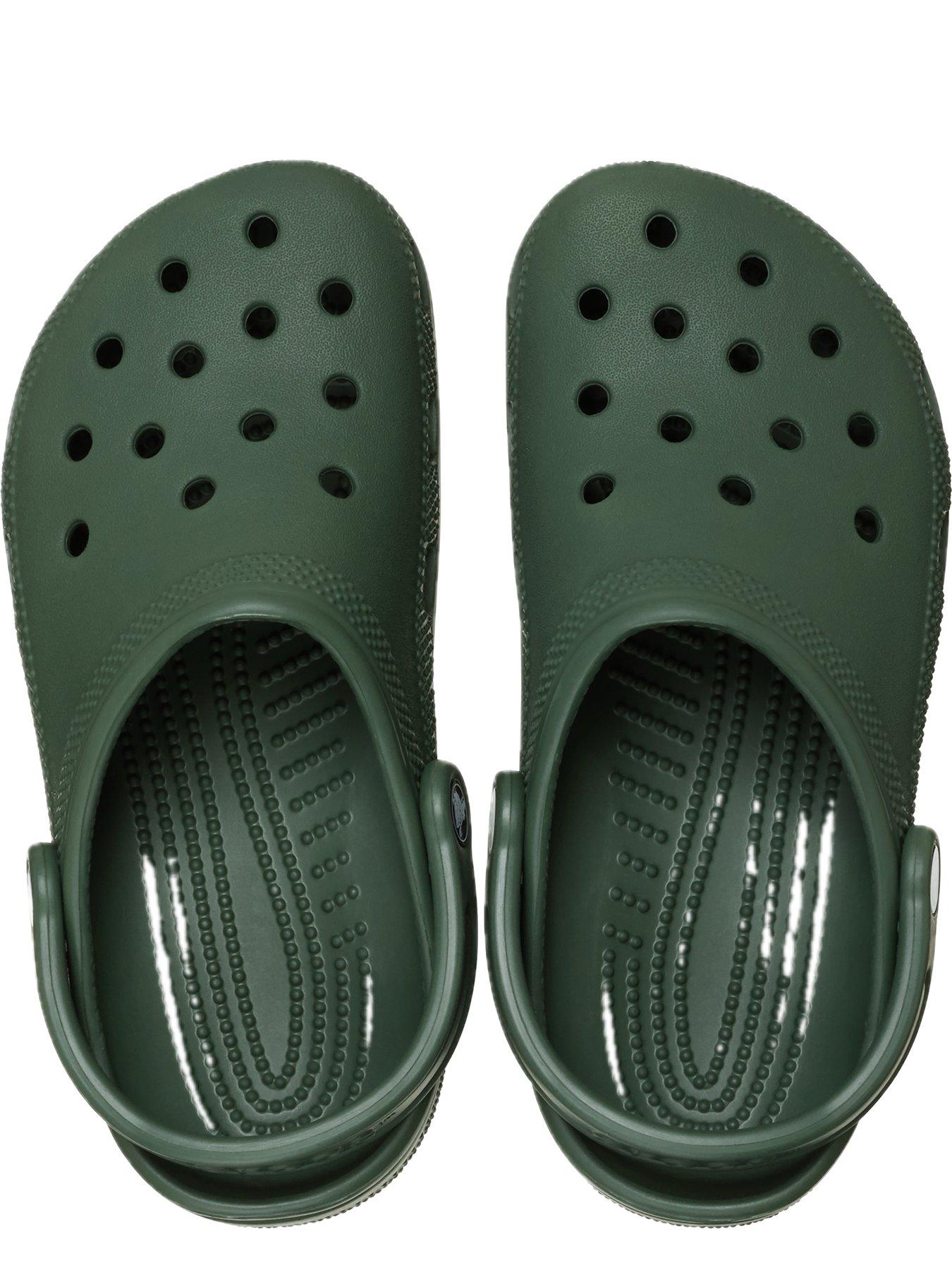 crocs-classic-clogs-field-greenoutfit