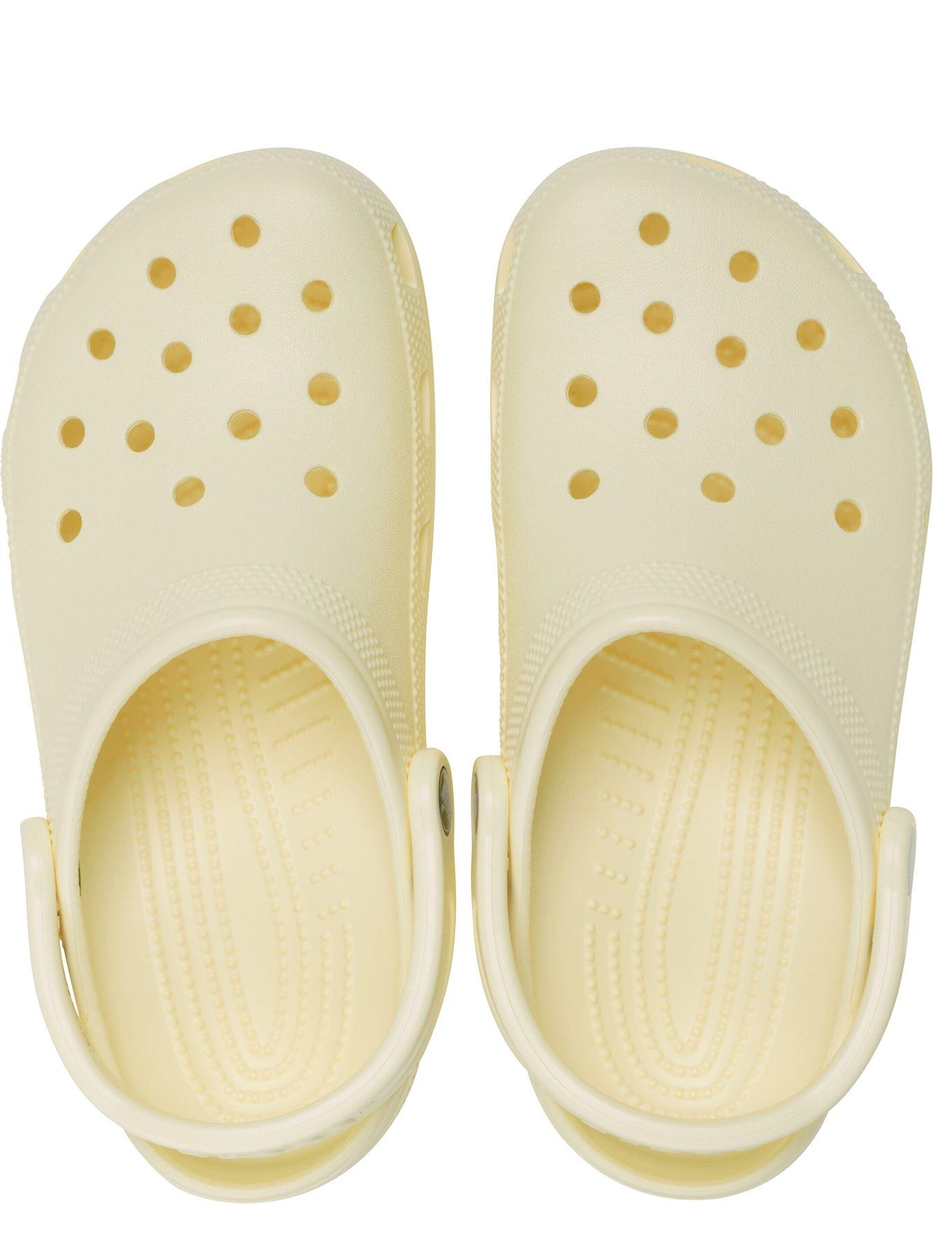 crocs-classic-clog-light-yellowoutfit