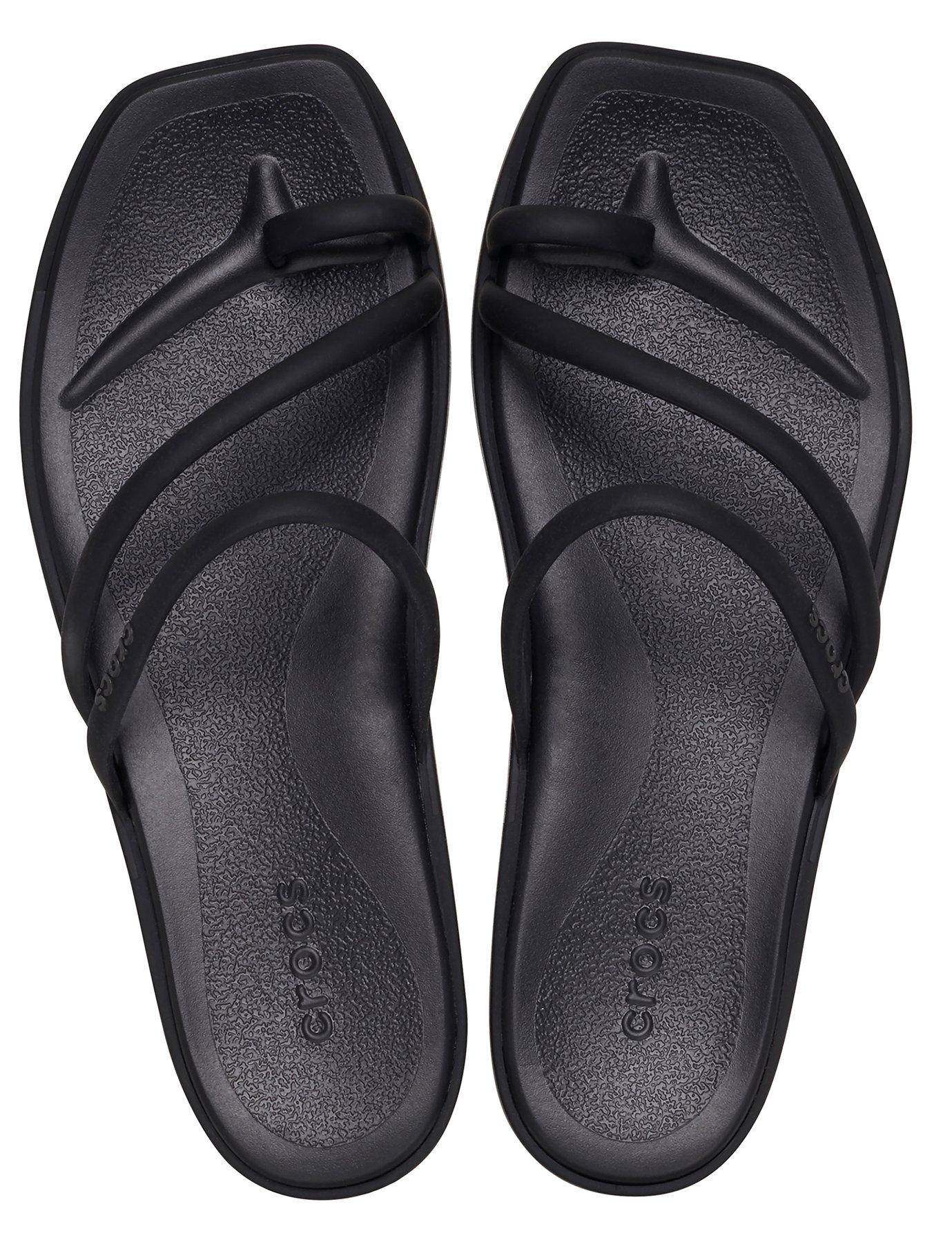 crocs-miami-toe-loop-sandal-blackoutfit