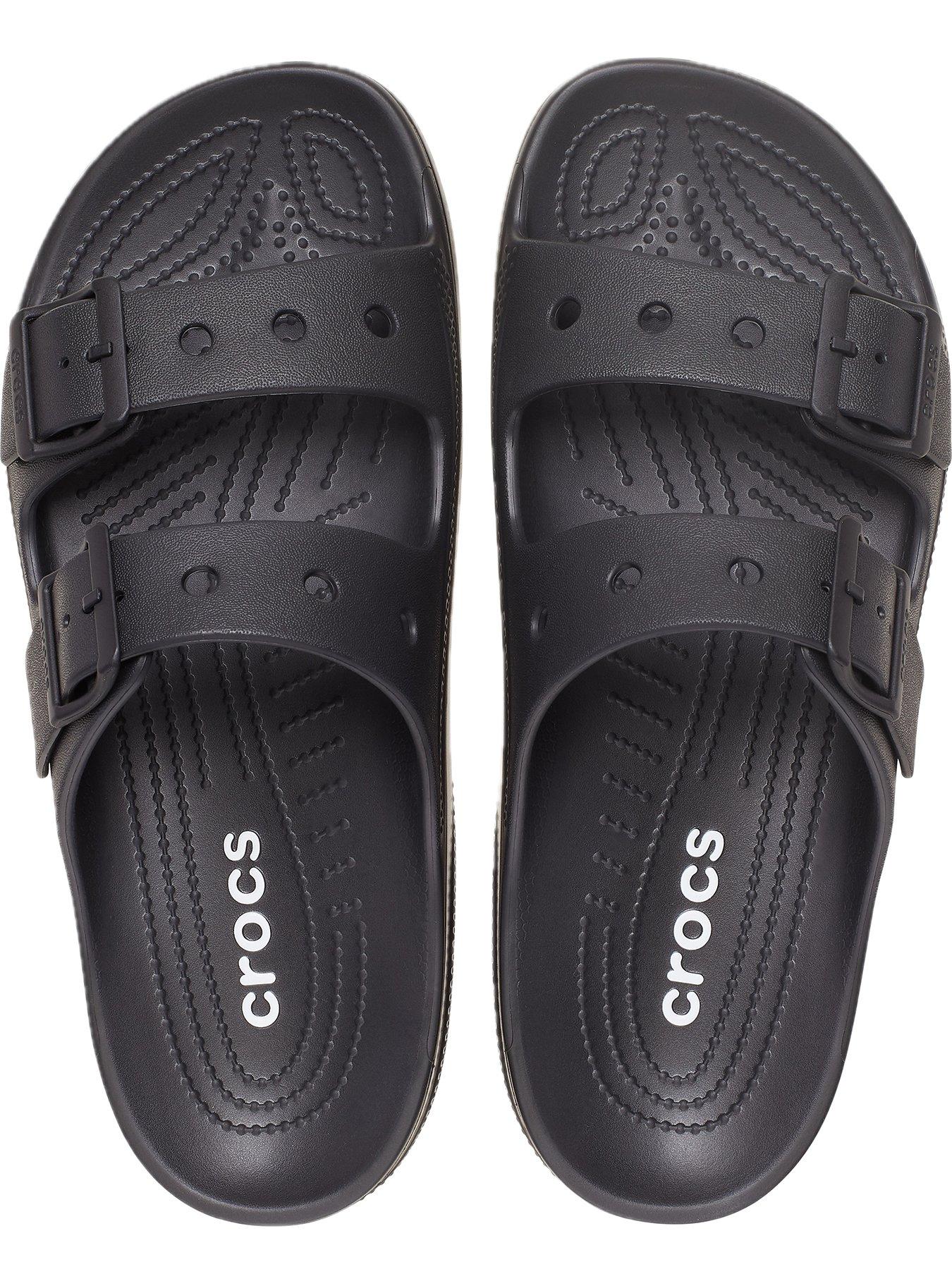 crocs-classic-buckle-sandal-blackoutfit