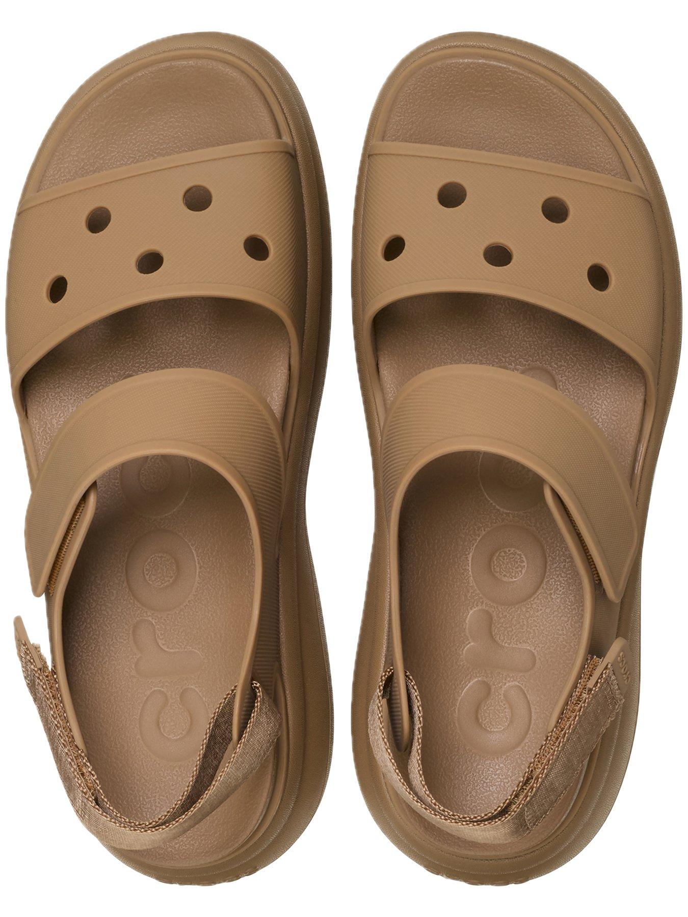 crocs-soho-y-strap-sandal-sepiaoutfit