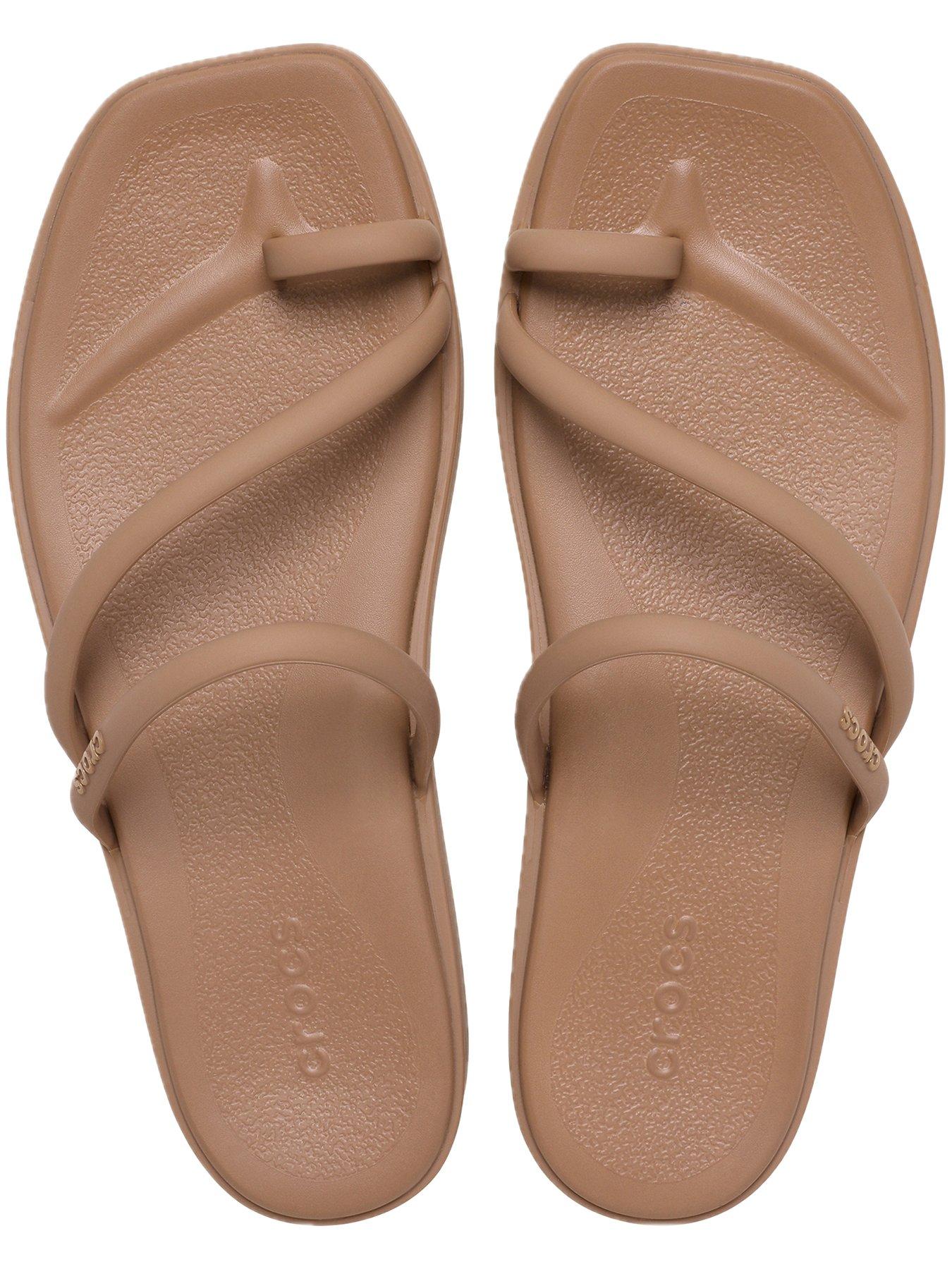 crocs-miami-toe-loop-sandal-milk-chocolateoutfit