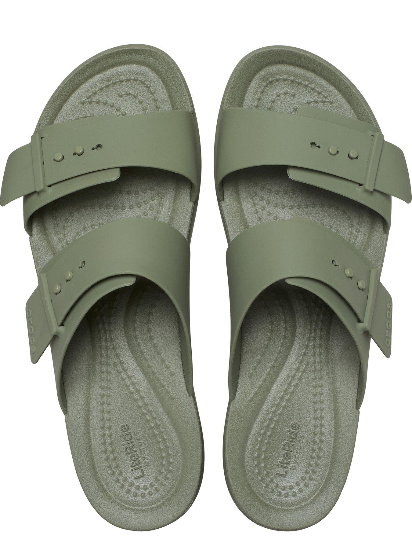crocs-brooklyn-buckle-low-low-sandal-cargooutfit