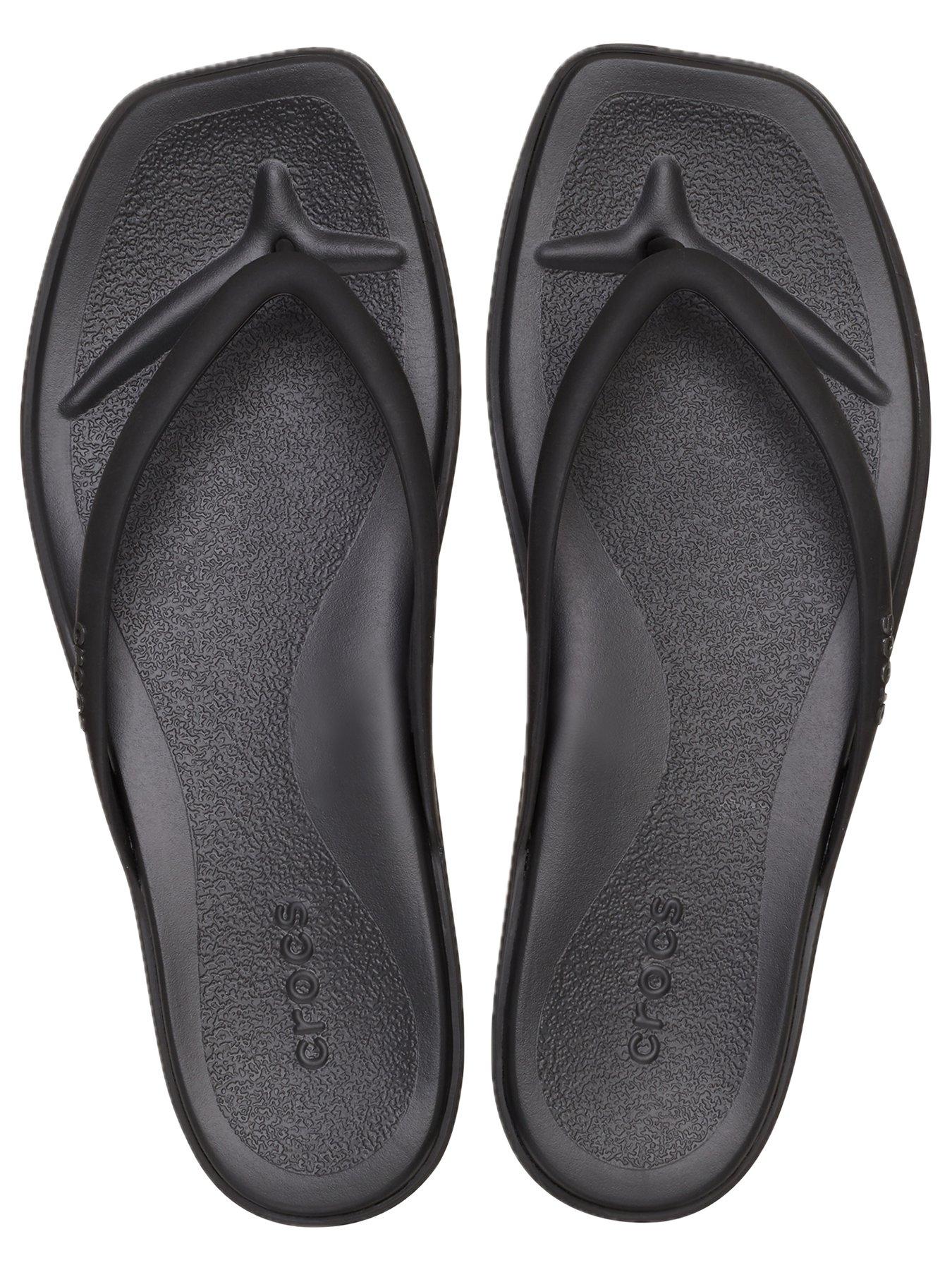 crocs-miami-flip-flop-blackoutfit