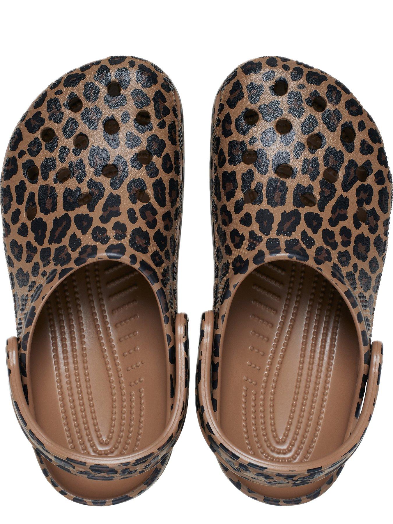 crocs-classic-animal-clog-almond-tintleopardoutfit