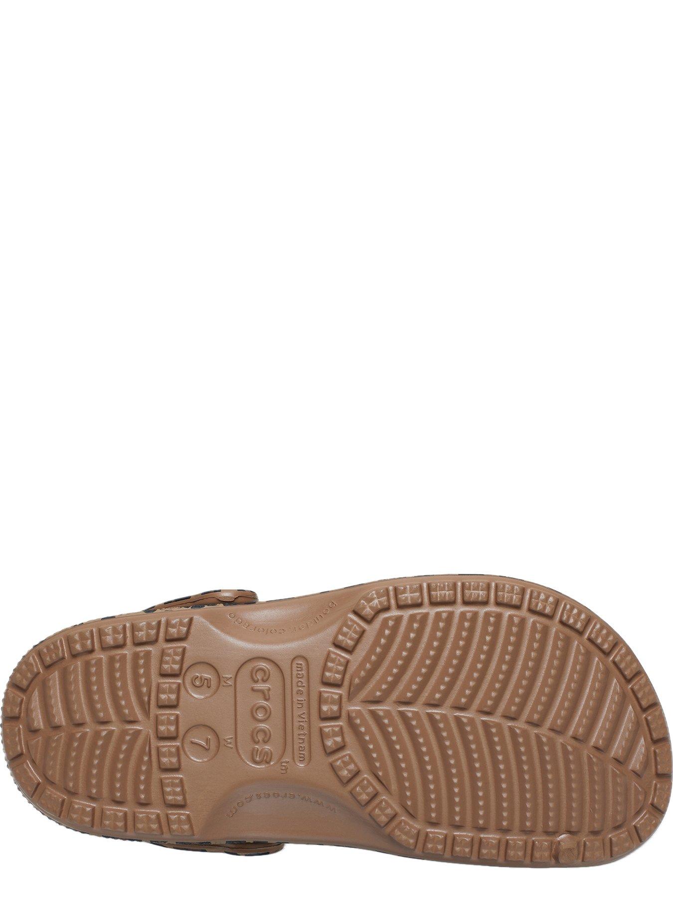 crocs-classic-animal-clog-almond-tintleoparddetail