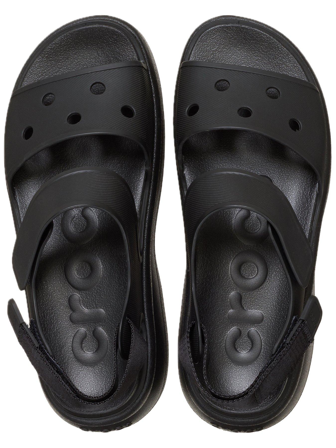 crocs-soho-y-strap-sandal-blackoutfit