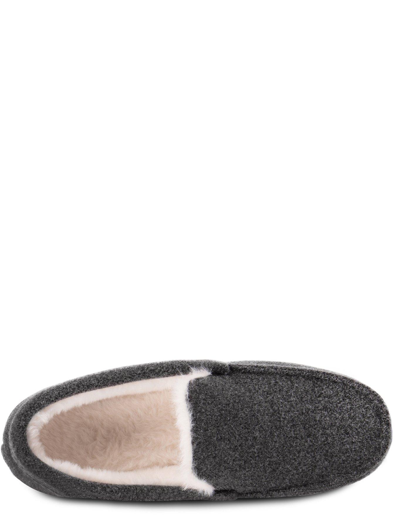totes-toasties-mens-felt-moccasin-slipper-with-sherpa-lining-greyoutfit