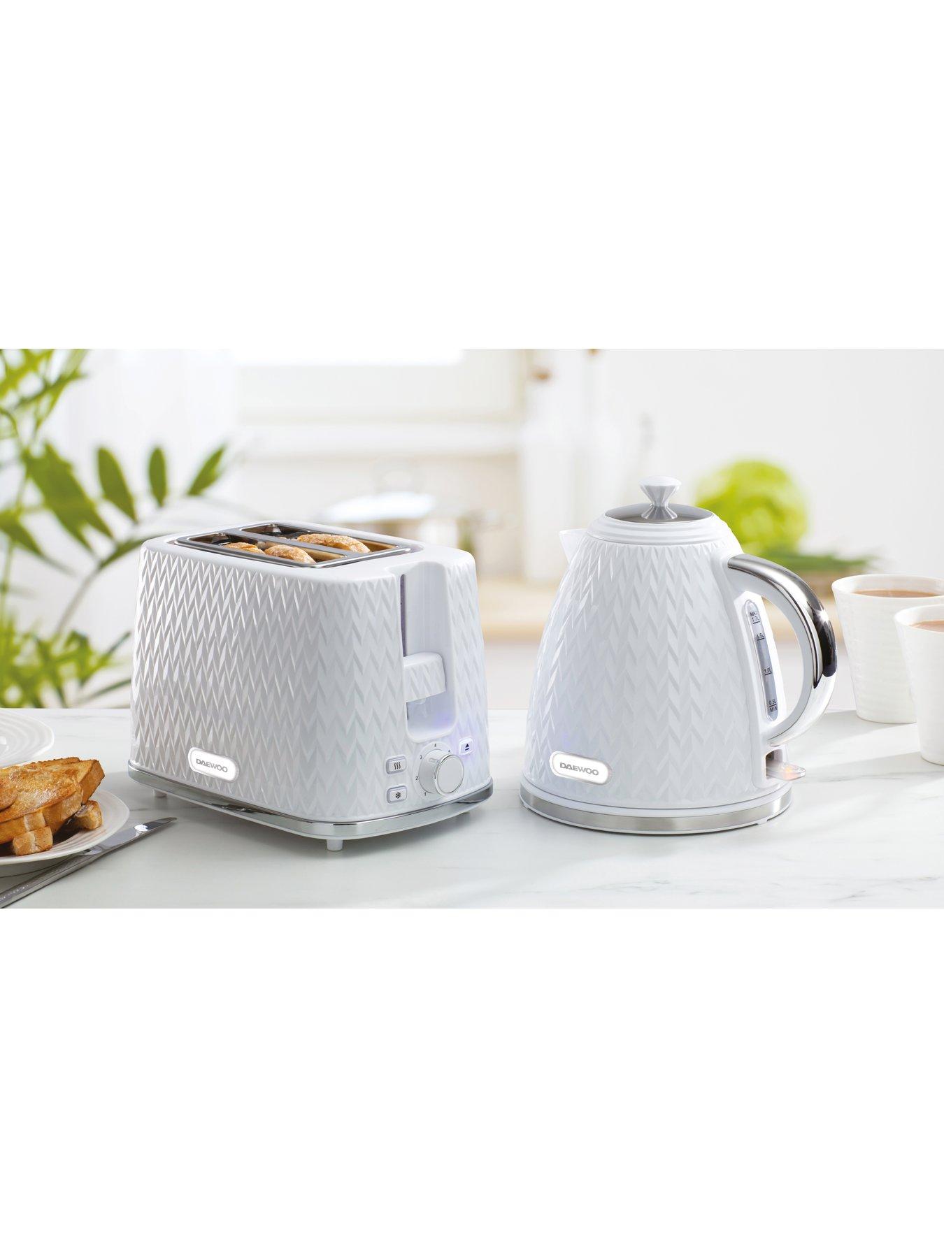 Image 3 of 6 of Daewoo Argyle Jug Kettle and 2 Slice Toaster- White