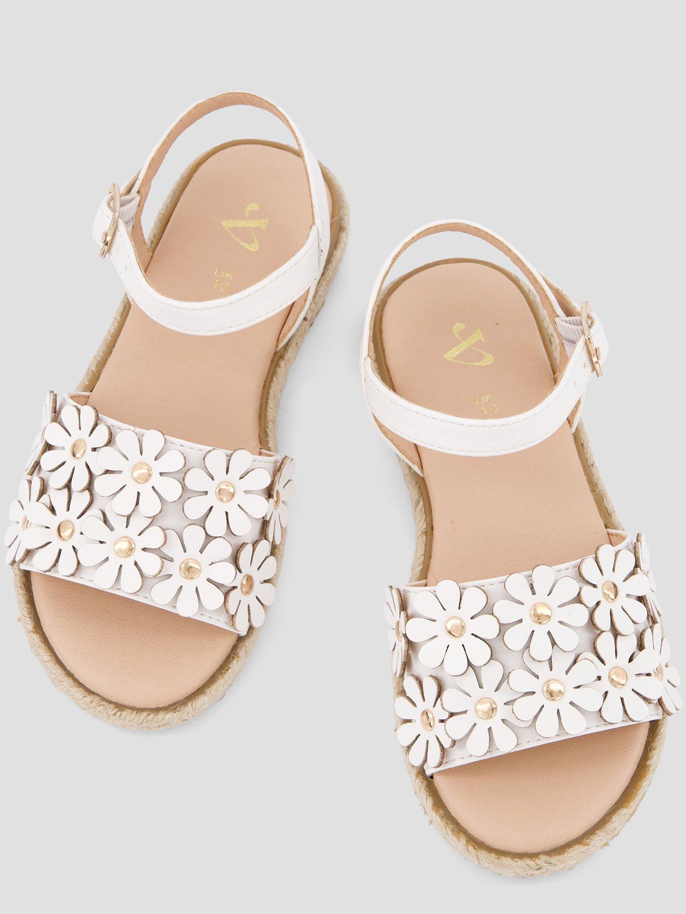 the-very-collection-white-3d-flower-sandalsoutfit