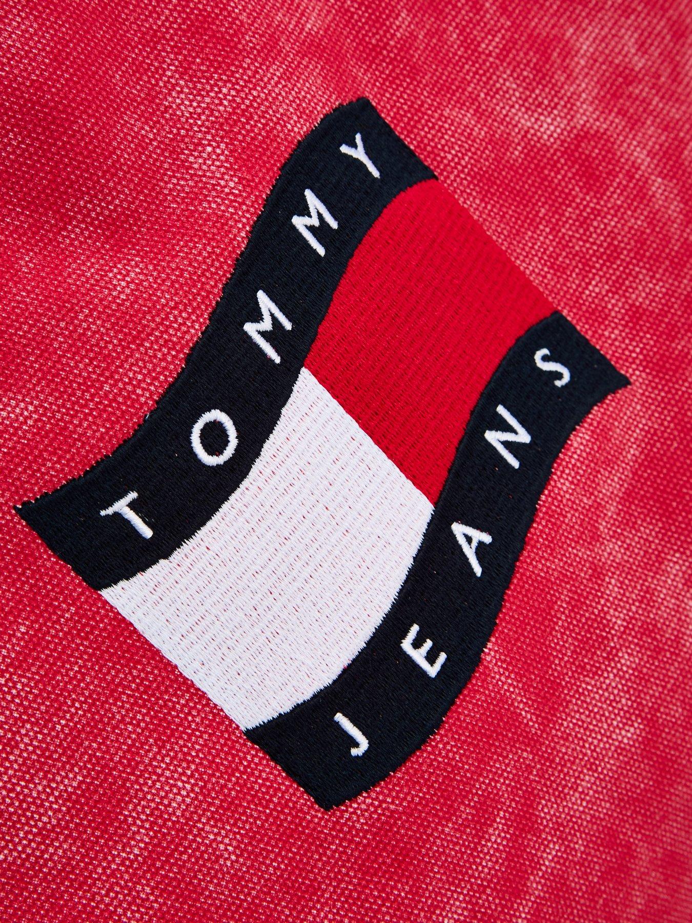 tommy-jeans-wave-flag-medium-tote-bagoutfit
