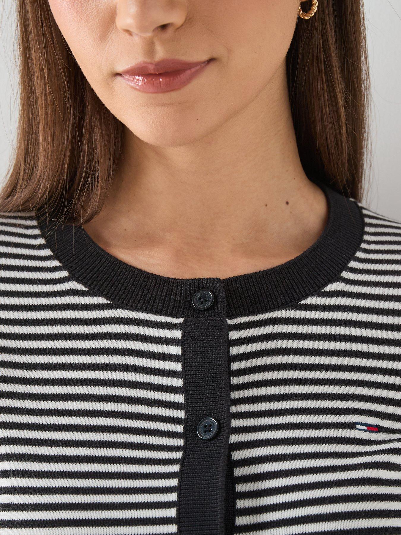 tommy-jeans-crew-neck-essential-hoodie-blackoutfit