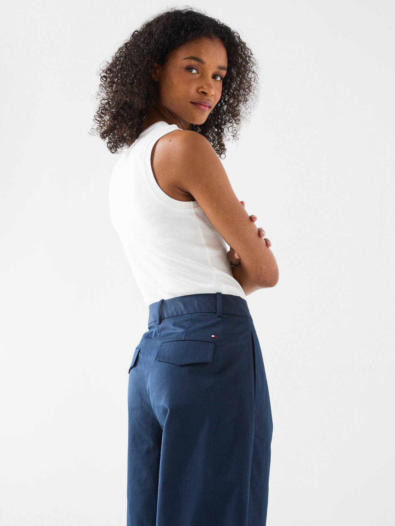 tommy-hilfiger-pleated-barrel-chinos-navyoutfit
