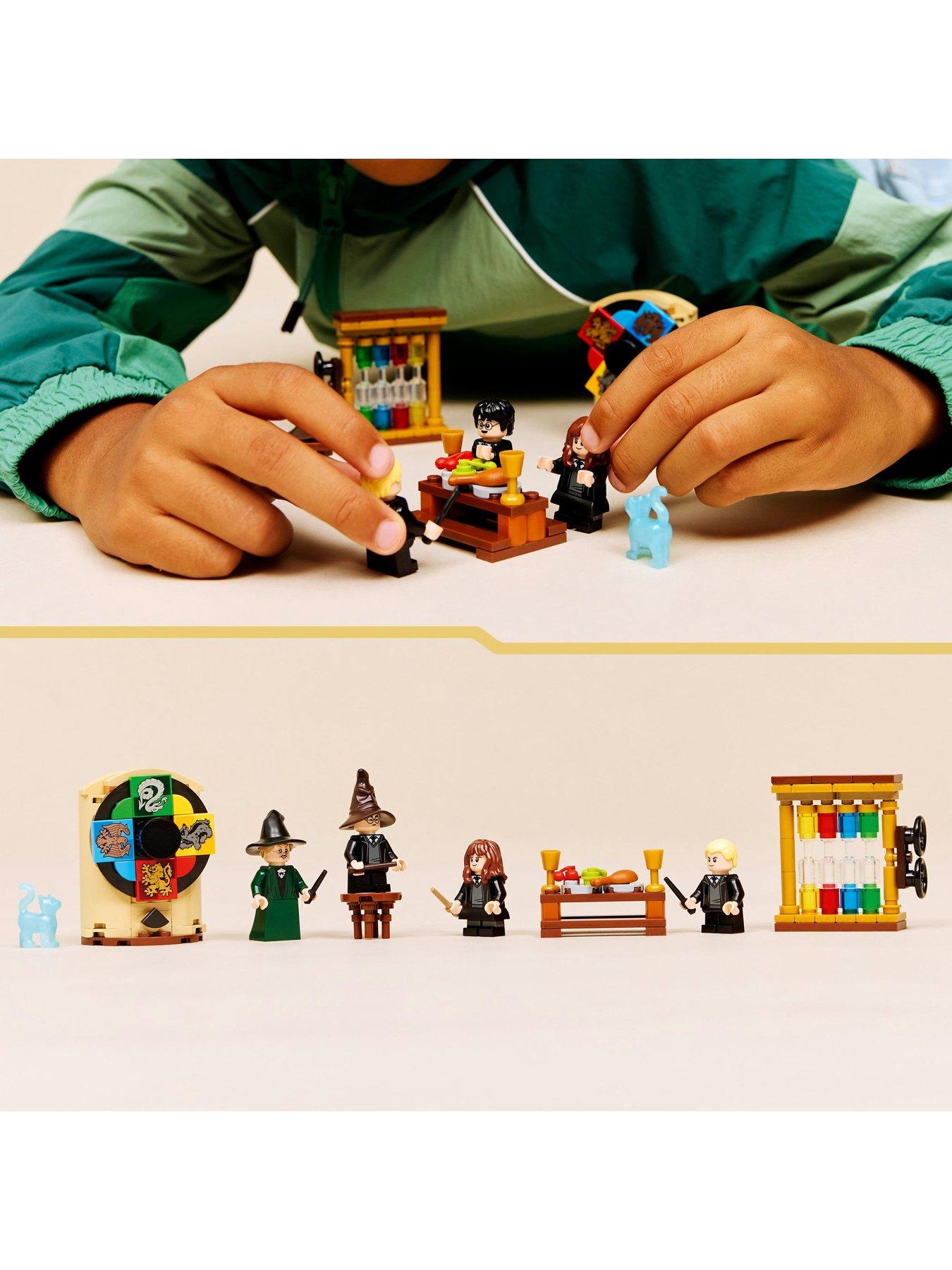 lego-harry-potter-hogwarts-castle-sorting-hat-ceremony-76460detail