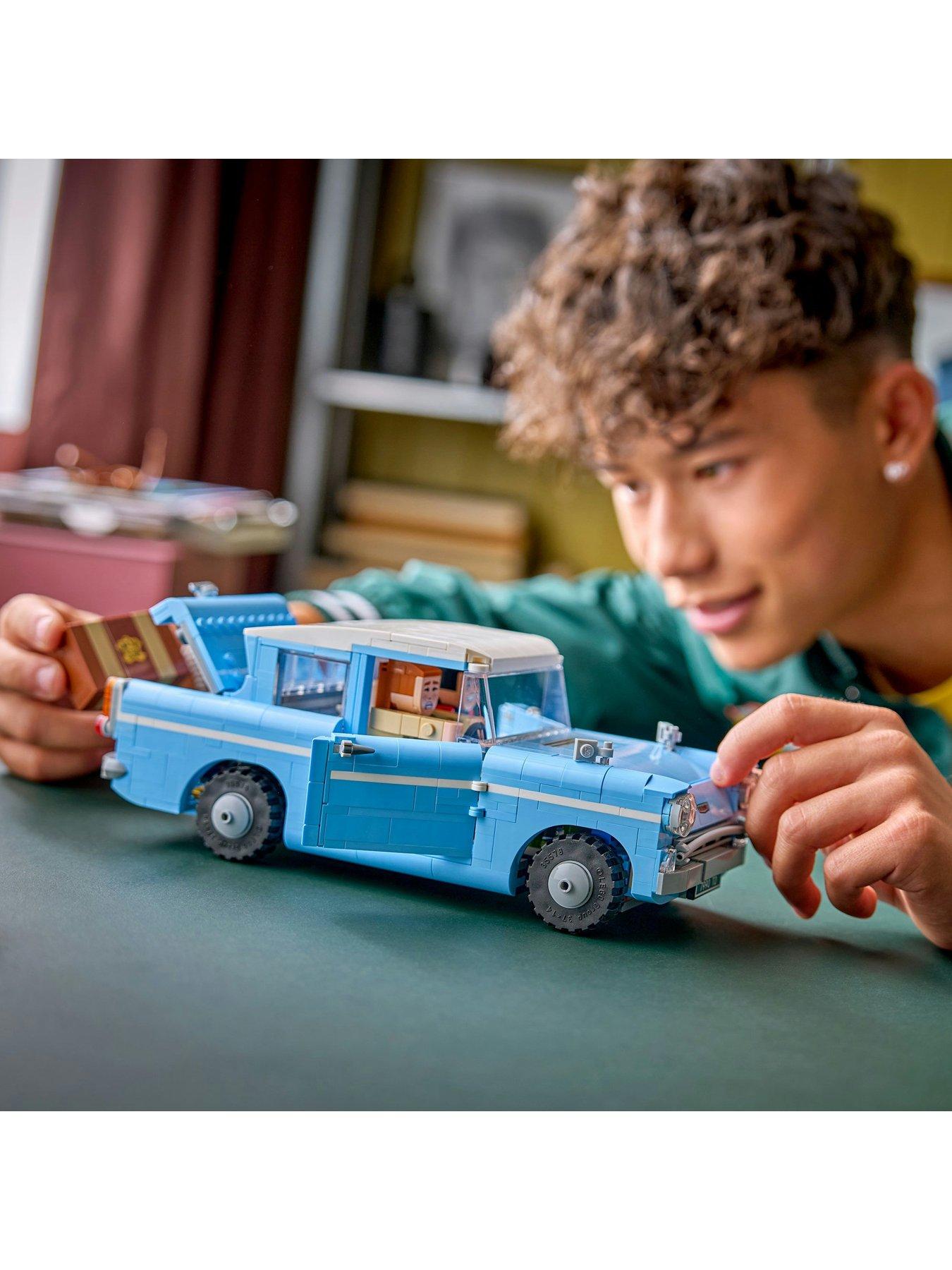 Image 6 of 8 of LEGO Harry Potter Enchanted Flying Ford Anglia Toy 76470