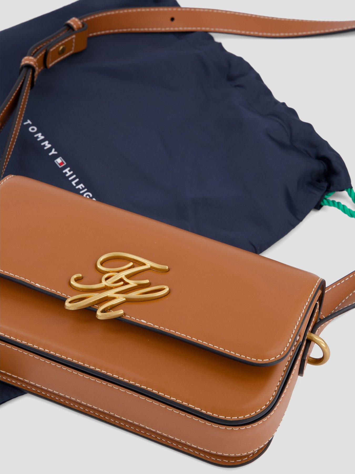 tommy-hilfiger-crossbody-bag-cognacoutfit