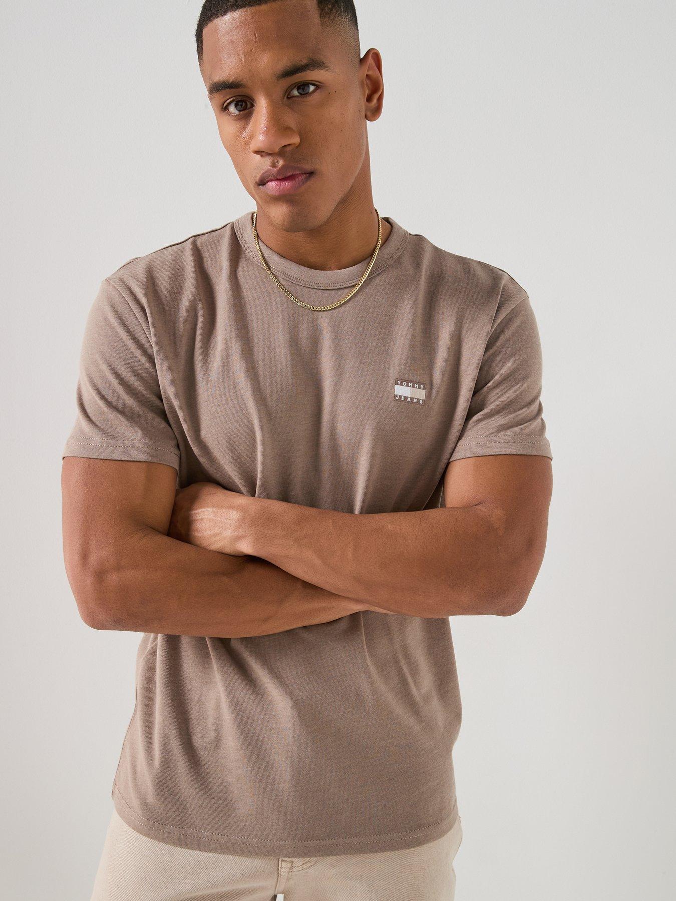 tommy-jeans-badge-t-shirt-greyoutfit