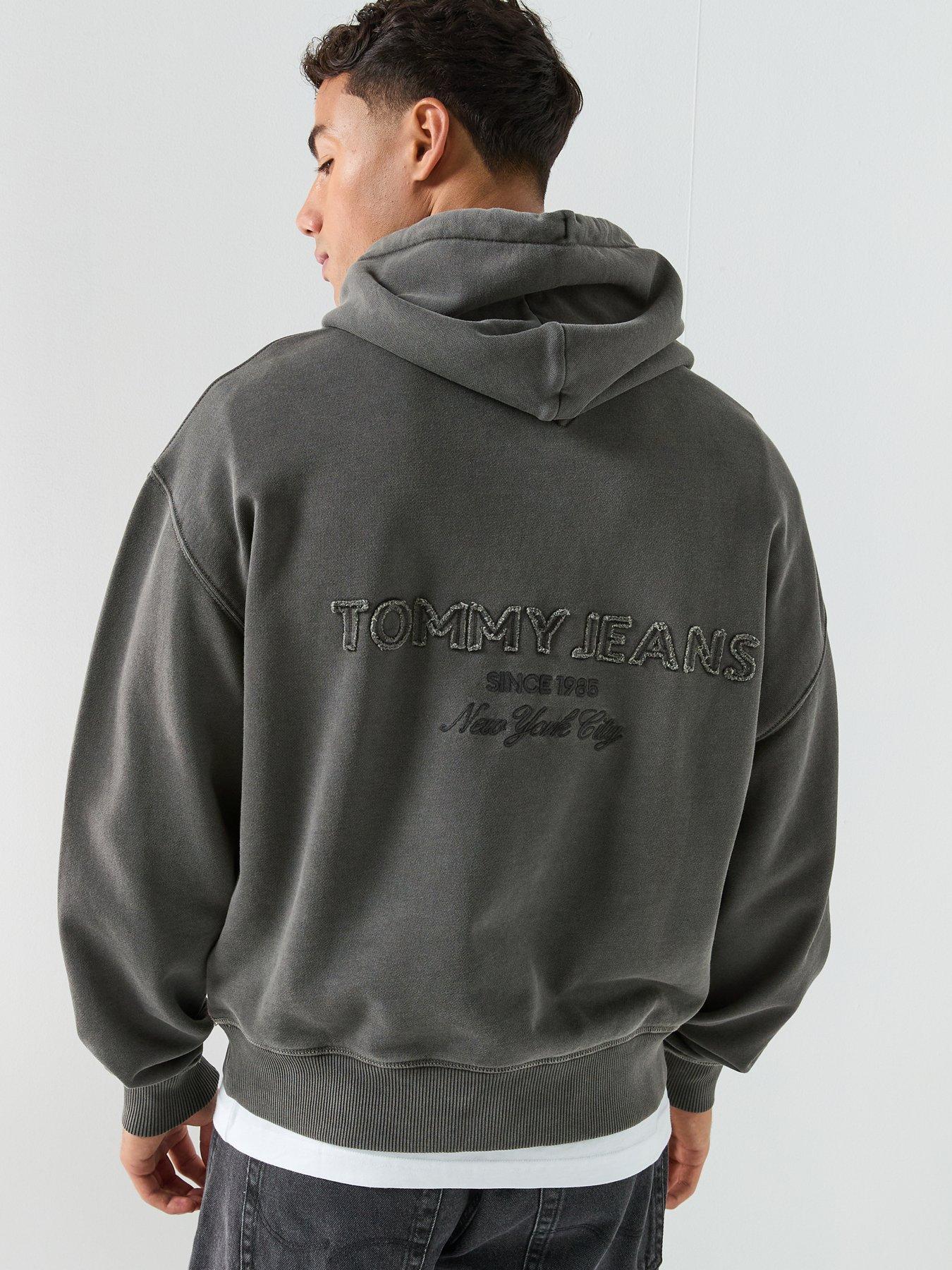 tommy-jeans-back-graphic-90s-pullover-hoodie-blackstillFront